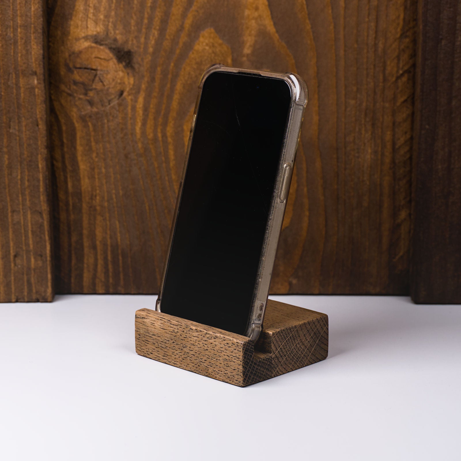 Handyhalter aus colour geölter Eiche – linke Frontansicht, elegantes Design und hochwertige Handarbeit von HolzPart.