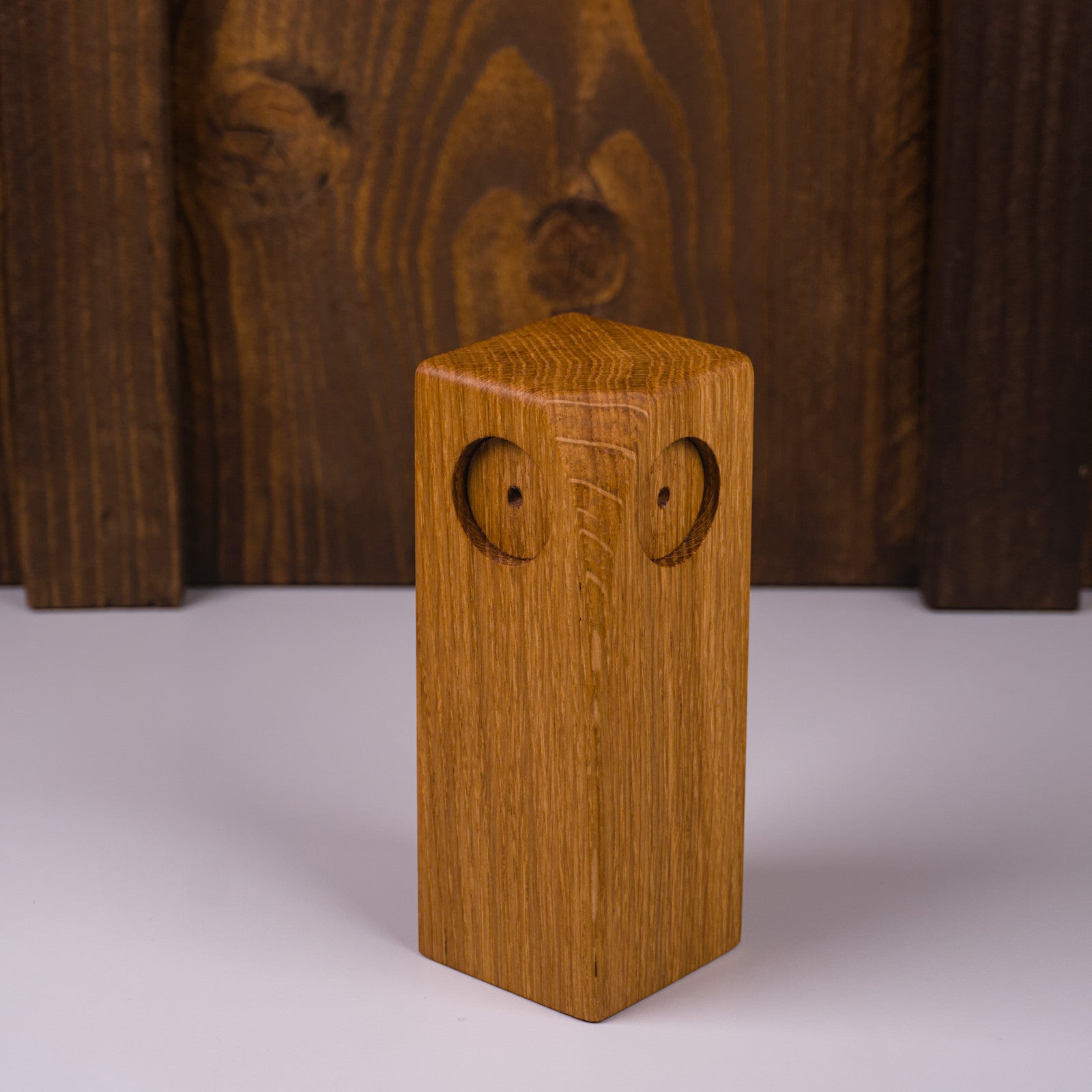 Holzeule aus geöltem Eichenholz in Frontalansicht.