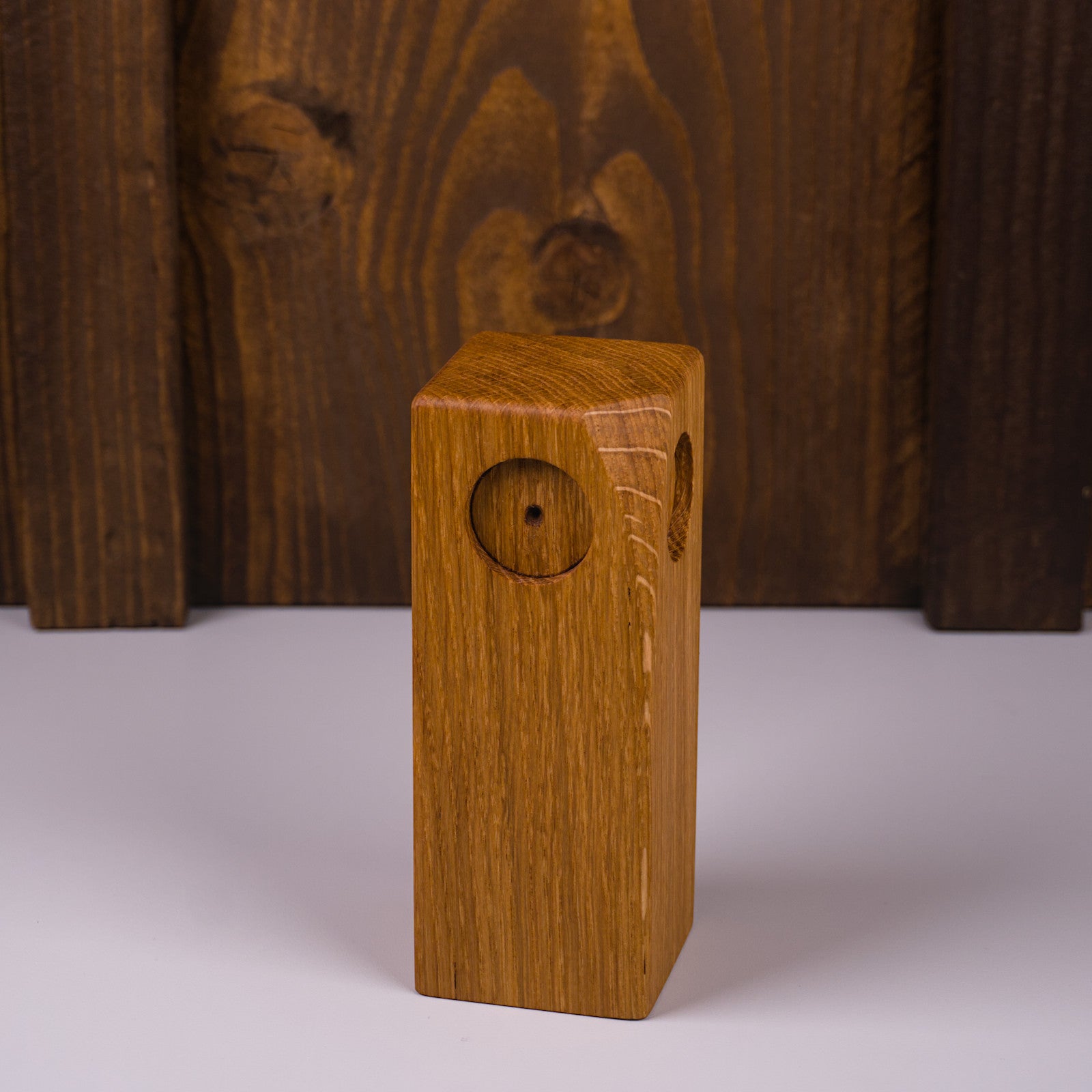 Holzeule aus geöltem Eichenholz, linke Seitenansicht.