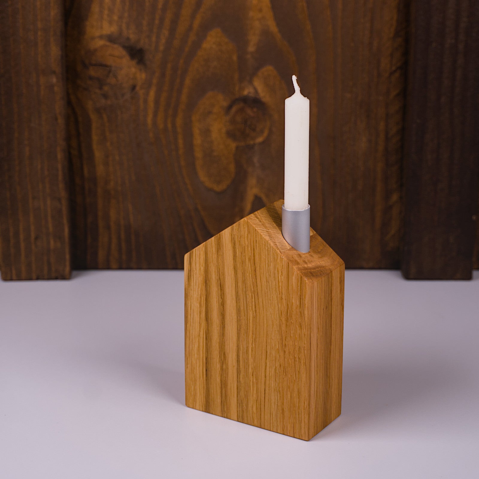 Kerzenständer in Hausform aus geöltem Eichenholz, rechte Seitenansicht.