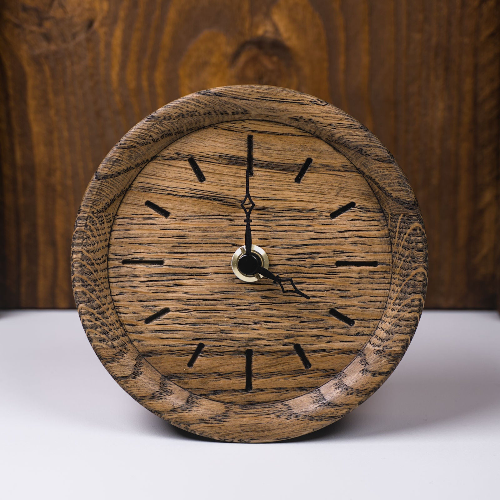 Runde Standuhr aus colour geölter Eiche mit eingefrästen Stundenmarkierungen – Frontalansicht, handgefertigt im Solothurner Unterleberberg von HolzPart.