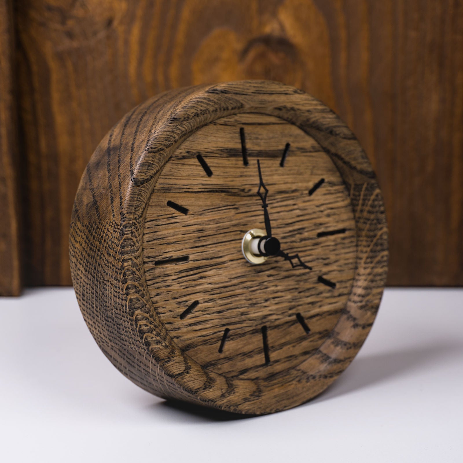 Runde Standuhr aus colour geölter Eiche mit eingefrästen Stundenmarkierungen – rechte Frontseitenansicht, handgefertigt im Solothurner Unterleberberg von HolzPart.