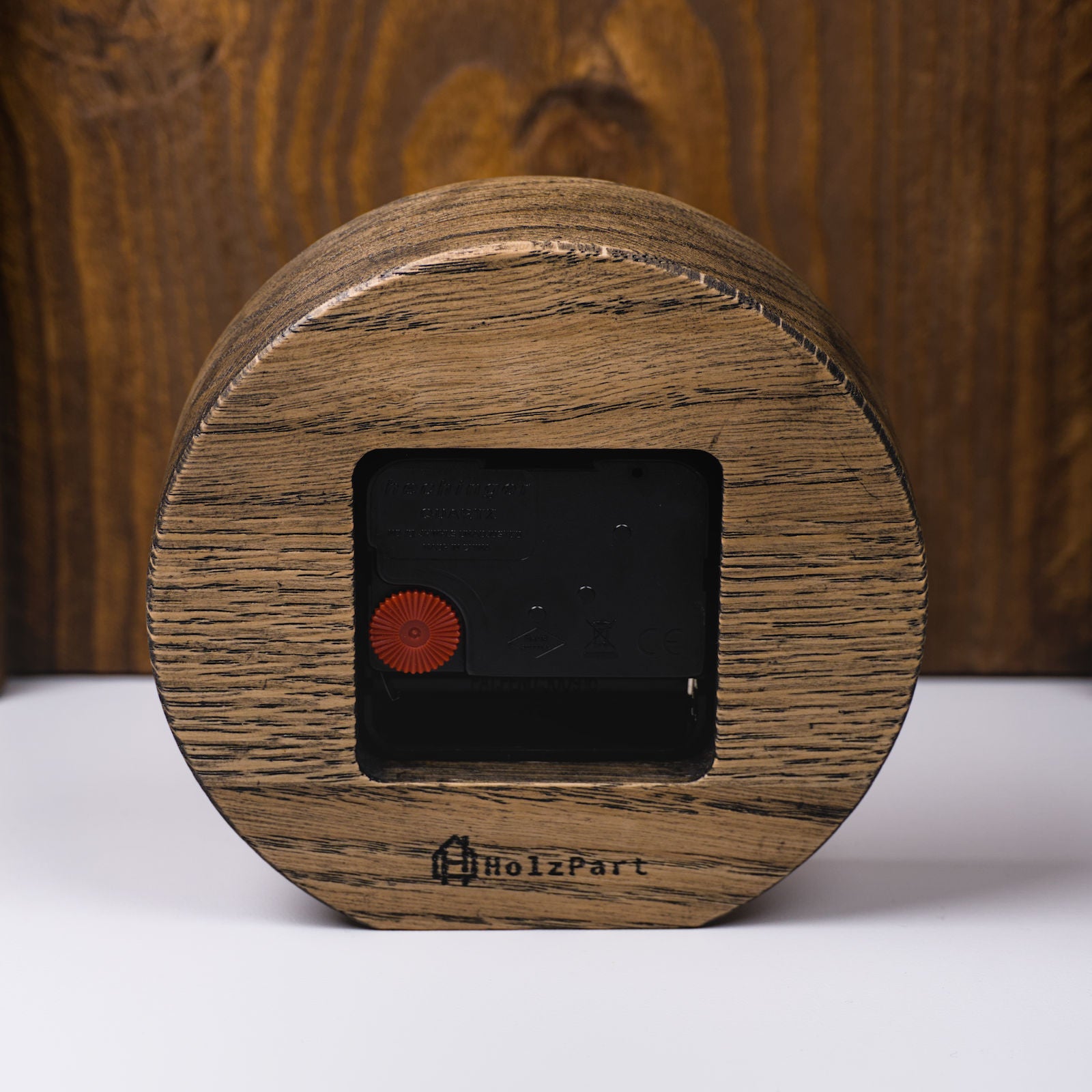 Rückseite der runden Standuhr aus colour geölter Eiche mit lautlosem Uhrwerk – handgefertigt von HolzPart, ideal für ruhige Wohn- oder Arbeitsbereiche.