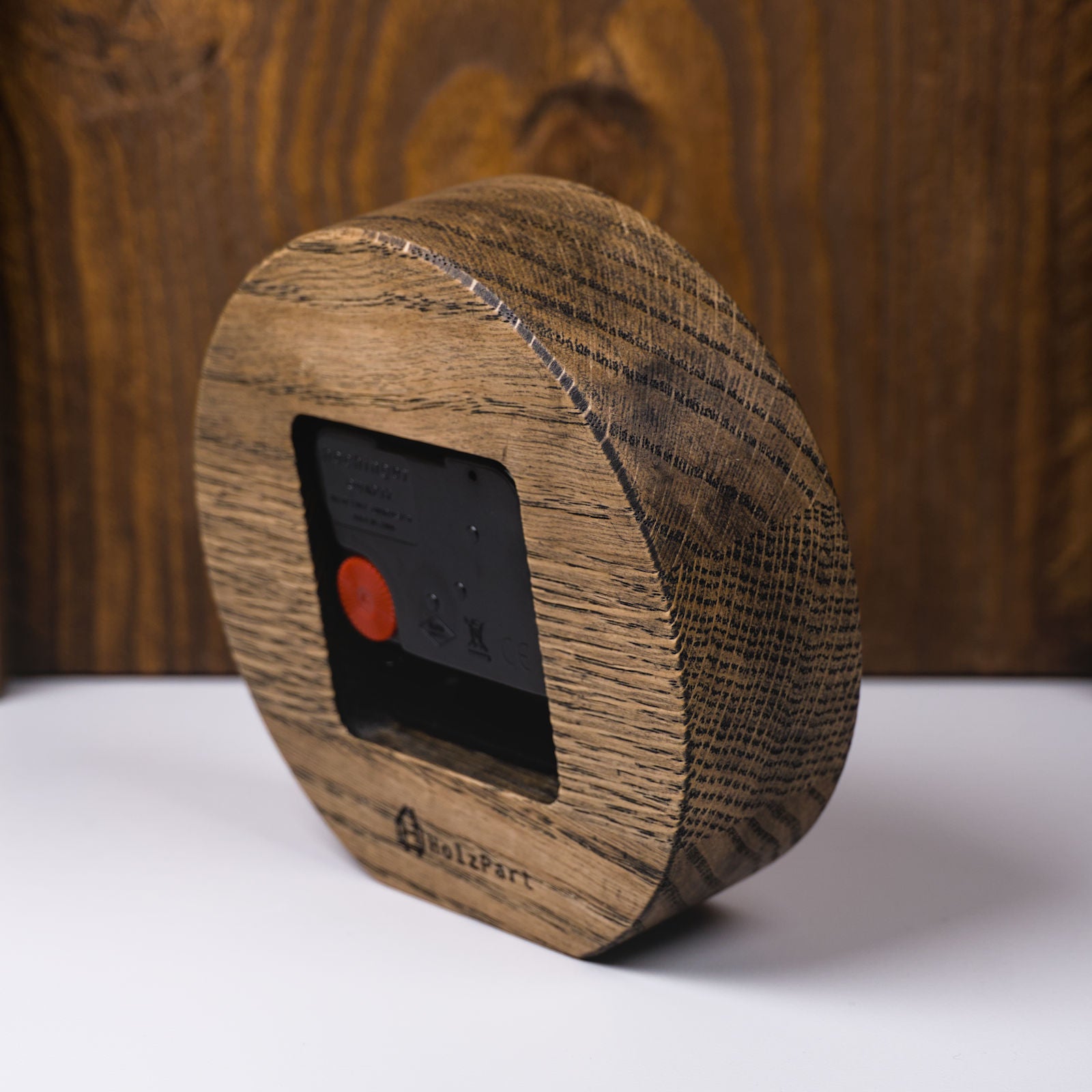 Rückseite der runden Standuhr aus colour geölter Eiche mit lautlosem Uhrwerk – linke Seitenansicht, handgefertigt von HolzPart, perfekt für ruhige Wohn- oder Arbeitsbereiche.