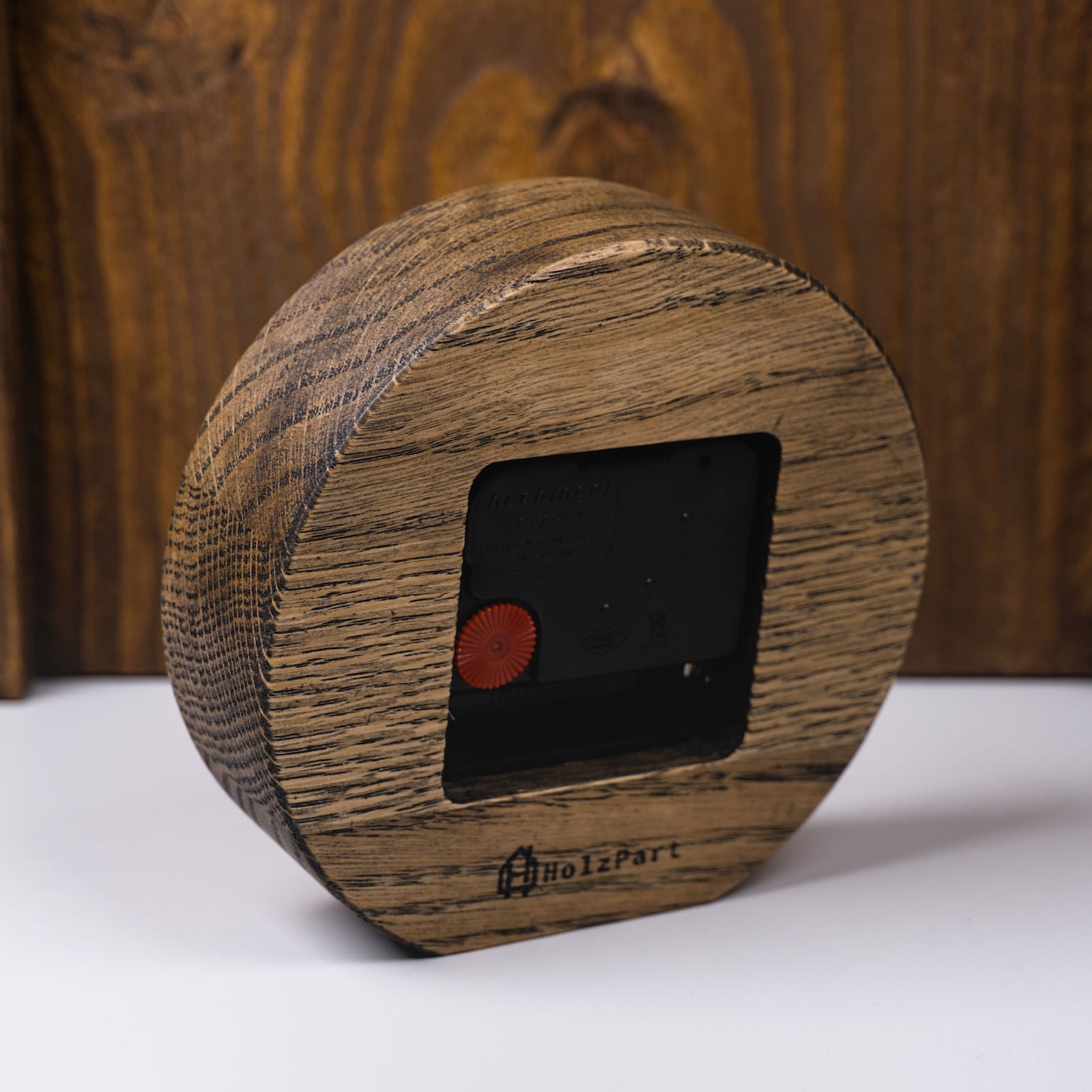 Rückseite der runden Standuhr aus colour geölter Eiche mit lautlosem Uhrwerk – rechte Seitenansicht, handgefertigt von HolzPart, perfekt für ruhige Wohn- oder Arbeitsbereiche.