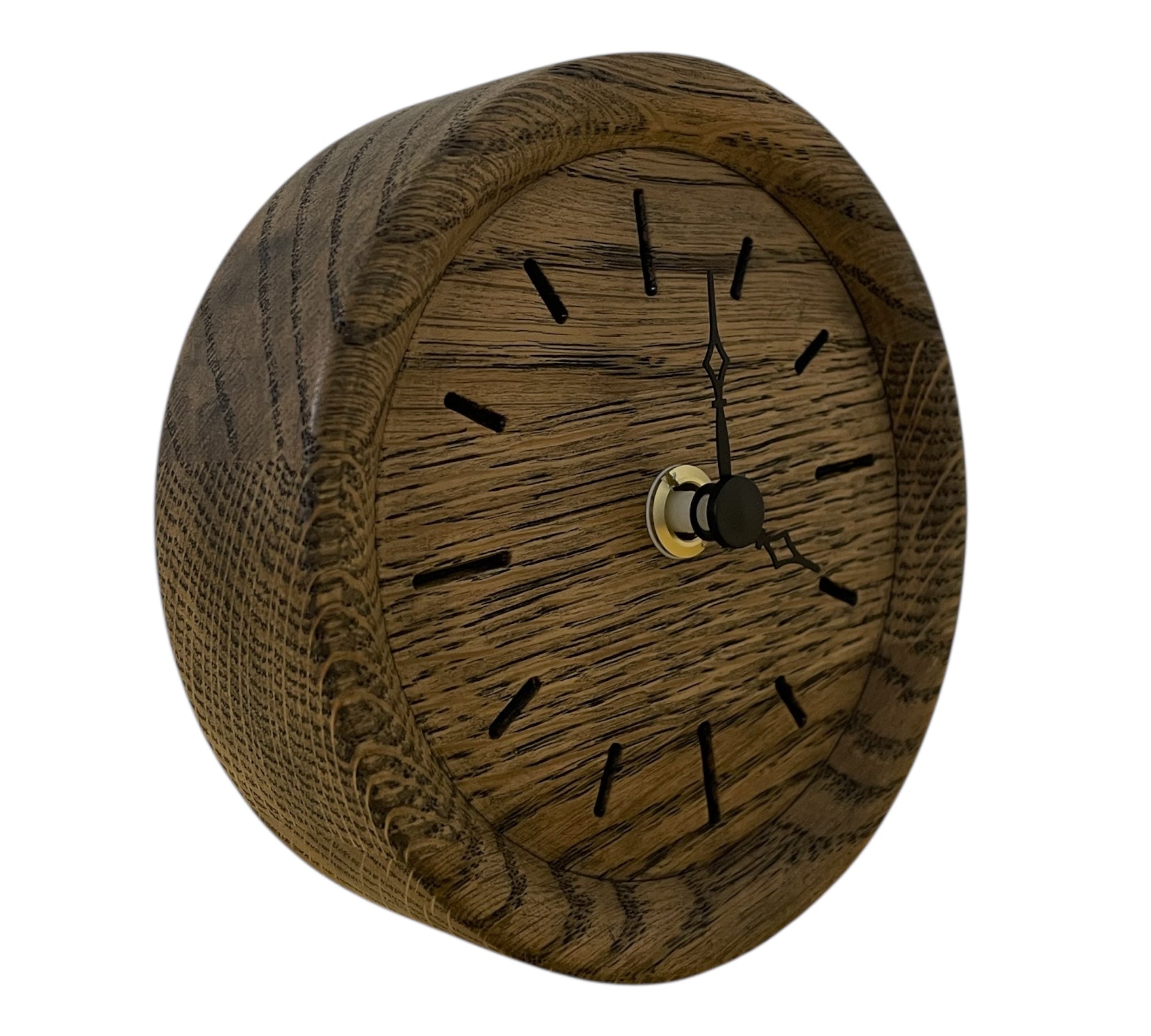 Seitenansicht von moderne Standuhr aus colour-geöltem Eichenholz – Schweizer Handwerk von HolzPart