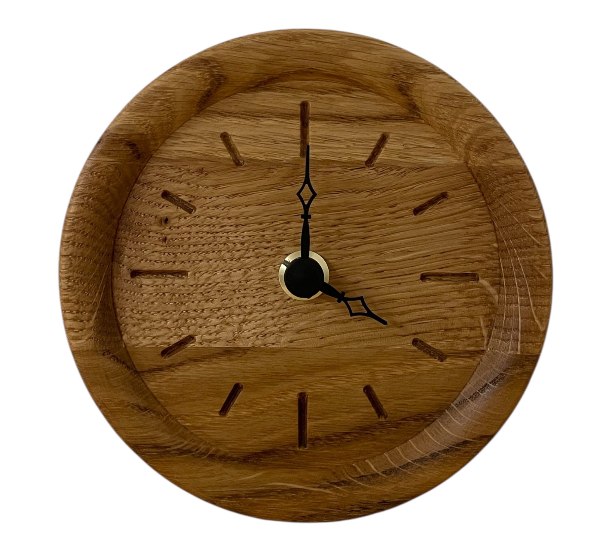 Frontansicht von kompakte Standuhr aus klassisch geölter Eiche mit Quarzuhrwerk – gefertigt im Kanton Solothurn von HolzPart