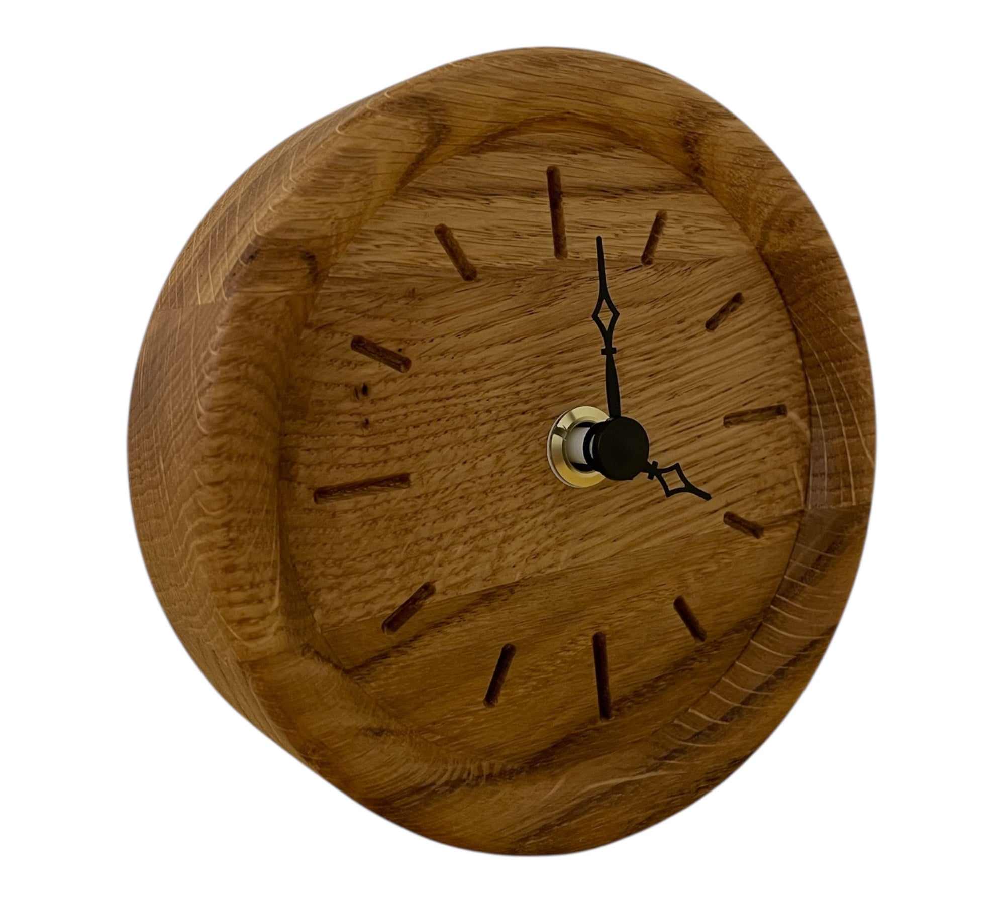 Seitenansicht von kompakte Standuhr aus klassisch geölter Eiche mit Quarzuhrwerk – gefertigt im Kanton Solothurn von HolzPart