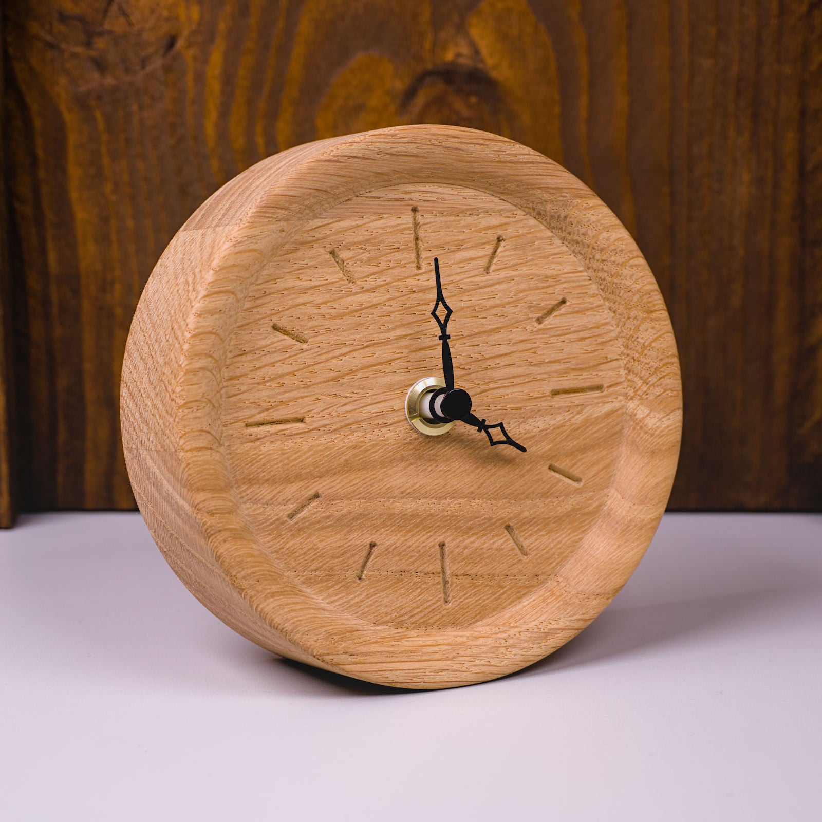 Runde Standuhr im Rohholzeffekt mit eingefrästen Stundenmarkierungen – rechte Frontseitenansicht, handgefertigt im Solothurner Unterleberberg von HolzPart.