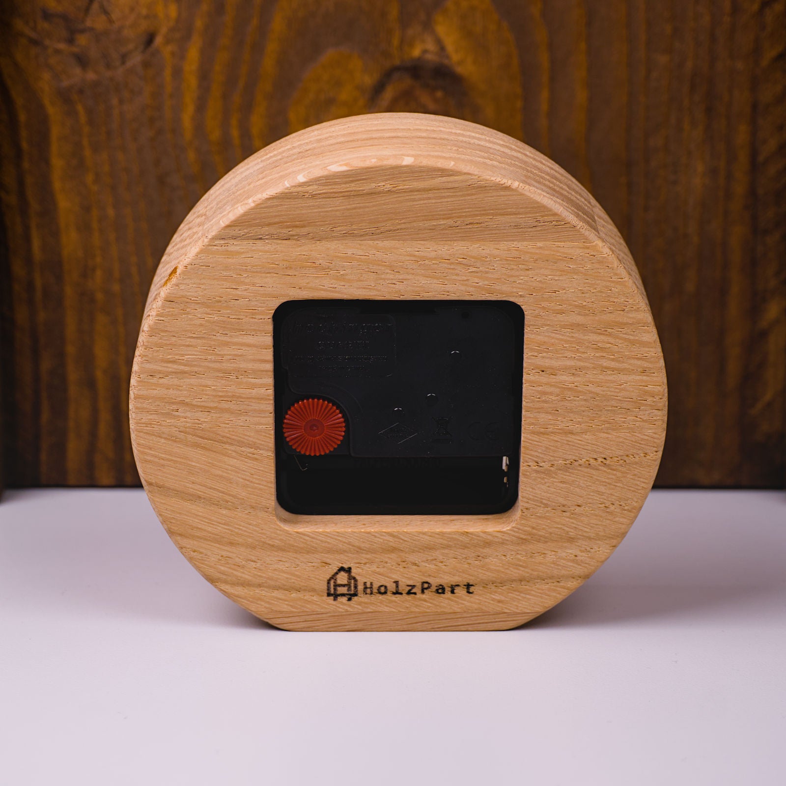 Rückseite der runden Standuhr im Rohholzeffekt mit lautlosem Uhrwerk – handgefertigt von HolzPart, ideal für ruhige Wohn- oder Arbeitsbereiche.
