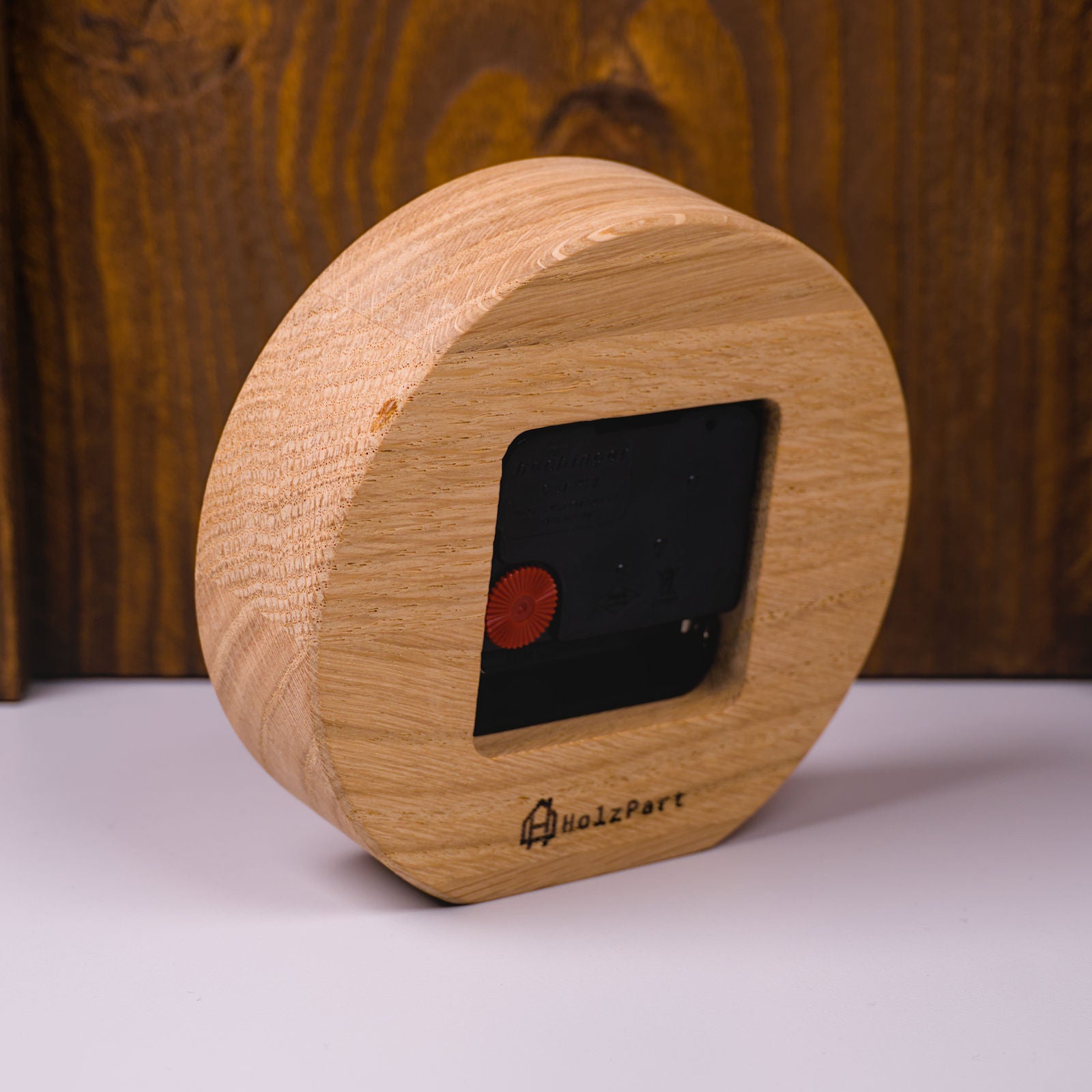 Rückseite der runden Standuhr im Rohholzeffekt mit lautlosem Uhrwerk – rechte Seitenansicht, handgefertigt von HolzPart, perfekt für ruhige Wohn- oder Arbeitsbereiche.