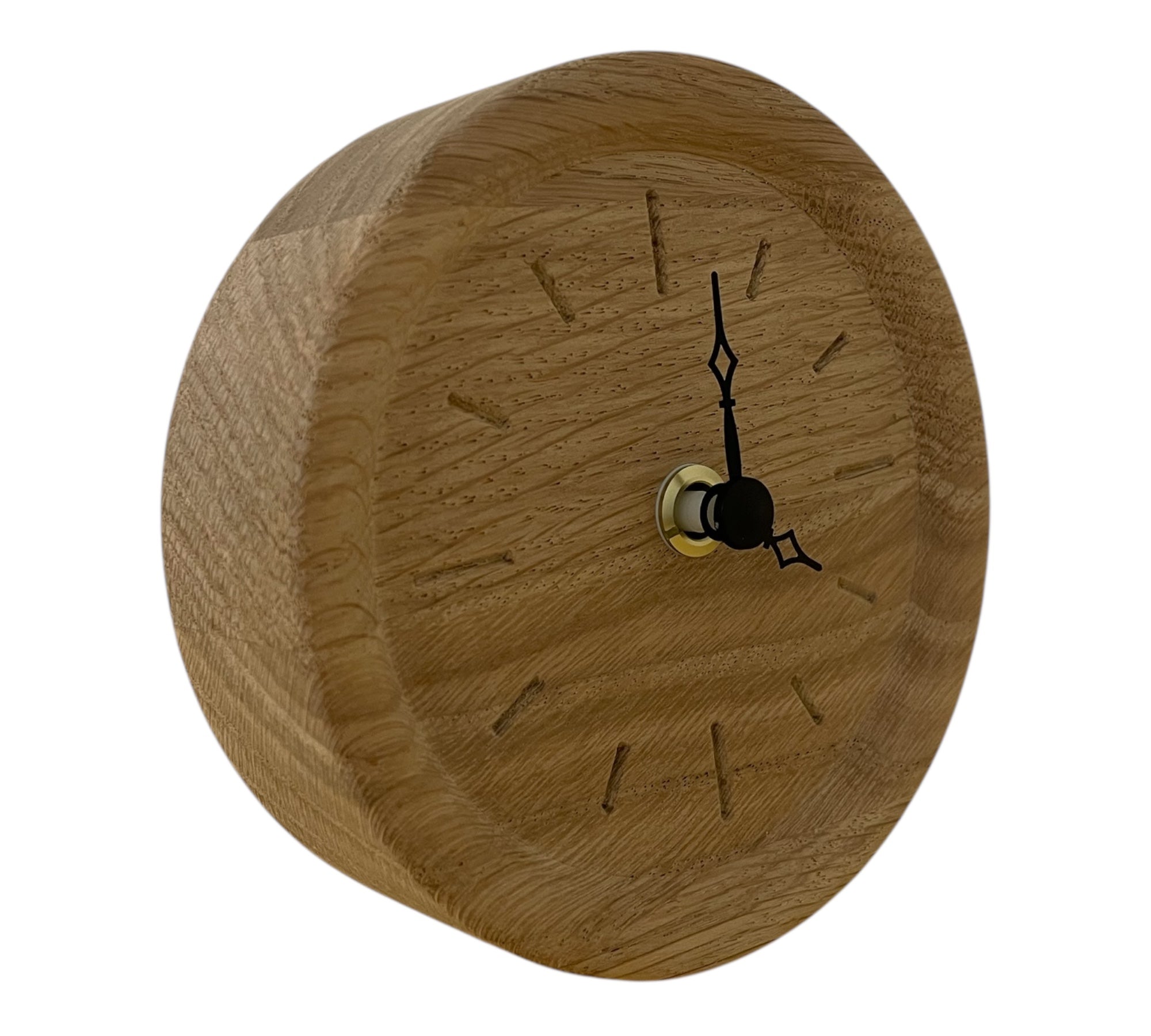 Seitenansicht von Standuhr roh geölt aus heller Eiche – natürliche Tischuhr von HolzPart mit leisem Uhrwerk