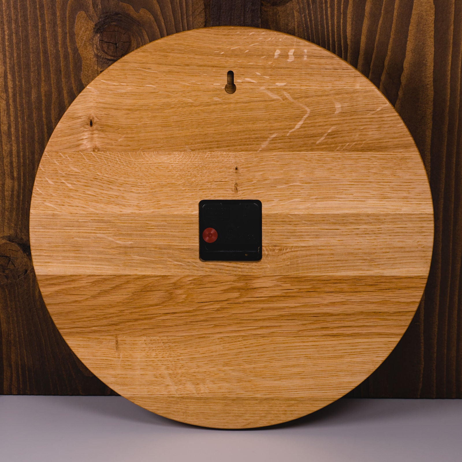 Rückseite der runden Wanduhr aus klassisch geölter Eiche mit lautlosem Uhrwerk – handgefertigt von HolzPart, perfekt für ruhige Wohn- oder Arbeitsbereiche.
