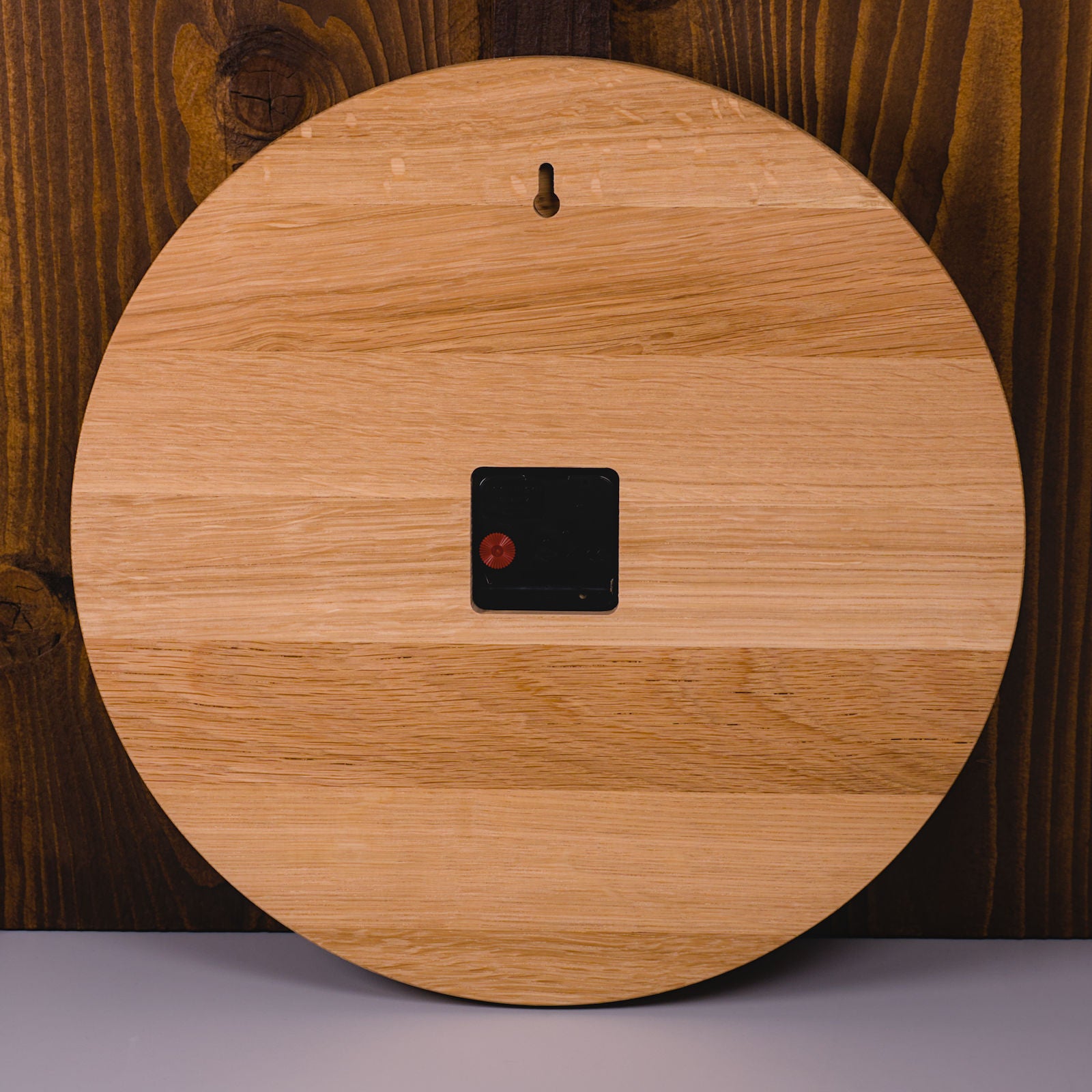 Rückseite der runden Wanduhr aus geölter Eiche im Rohholzeffekt mit lautlosem Uhrwerk – handgefertigt von HolzPart, perfekt für ruhige Wohn- oder Arbeitsbereiche.