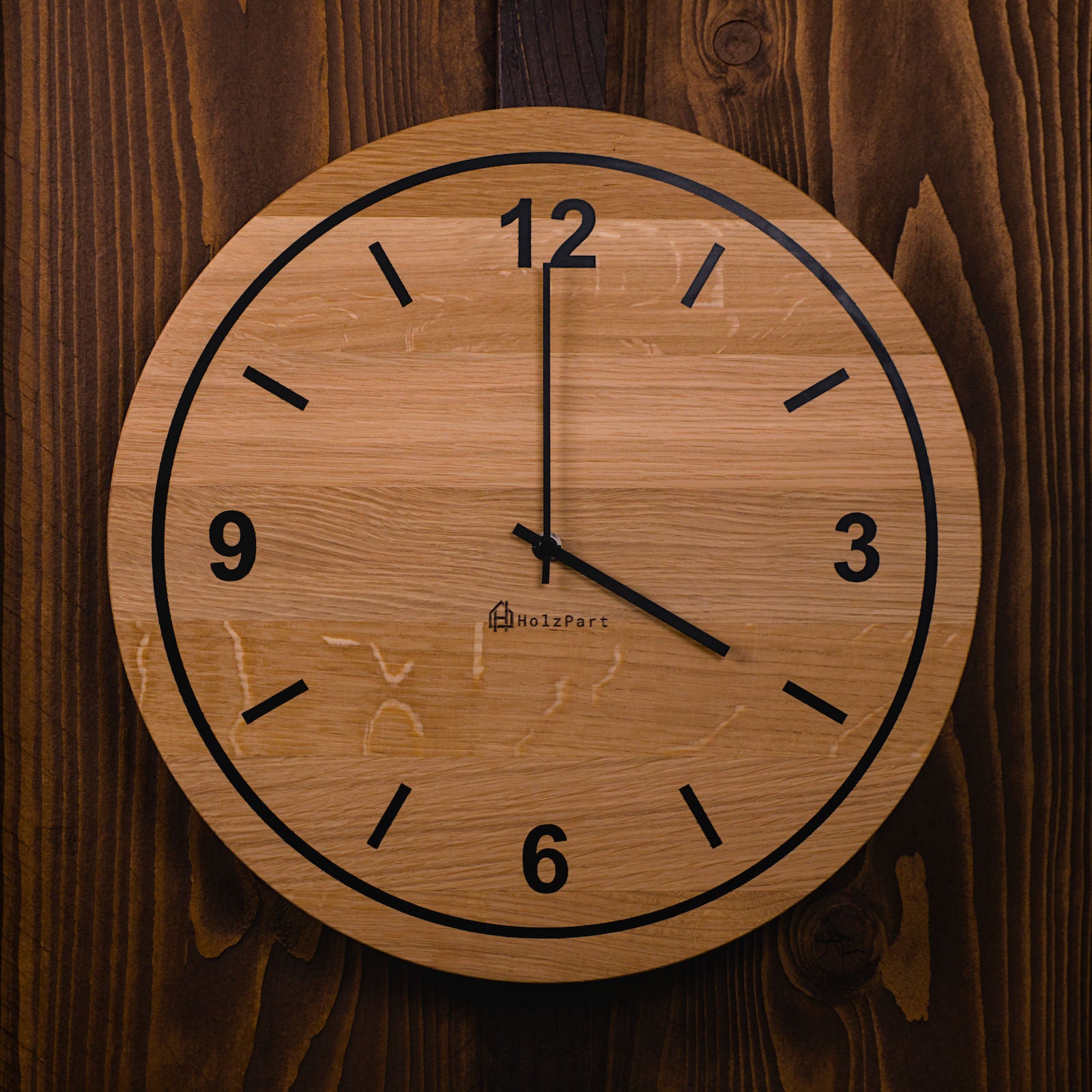 Runde Wanduhr mit Ziffern und Kreis-Design im Rohholzeffekt – Frontalansicht, handgefertigt im Solothurner Unterleberberg von HolzPart.