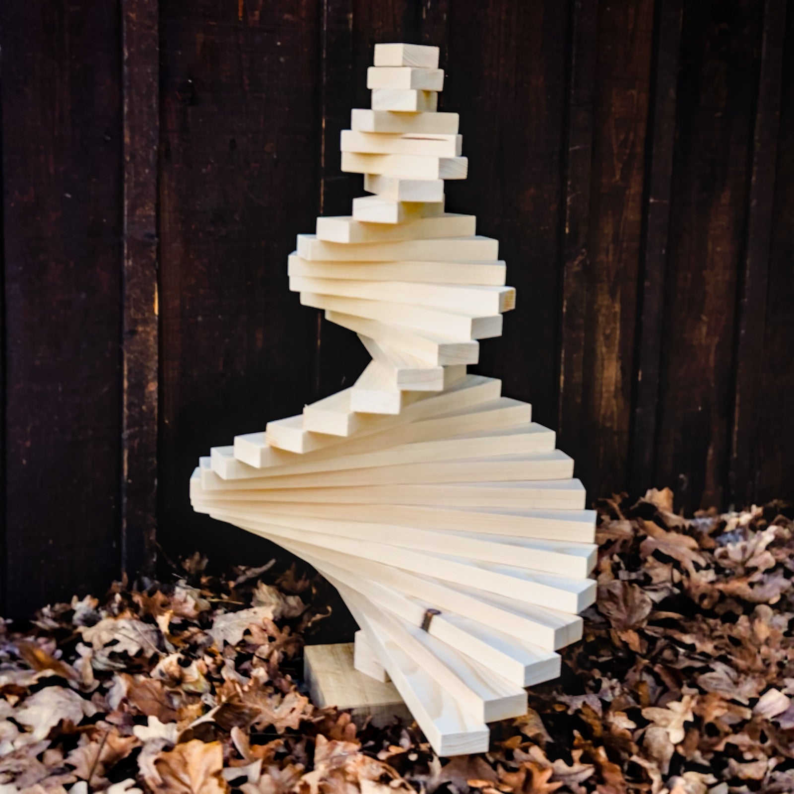 Holzweihnachtsbaum 67 cm aus Fichtenholz in spiralfoermiger Anordnung auf Eichensockel