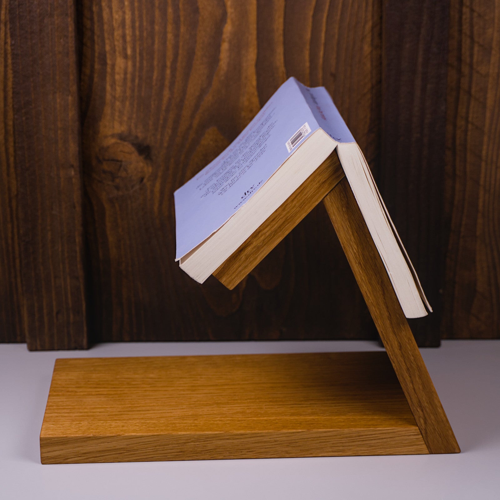 Buchständer aus Eichenholz, klassisch geölt, Seitenansicht links mit aufliegendem Buch.
