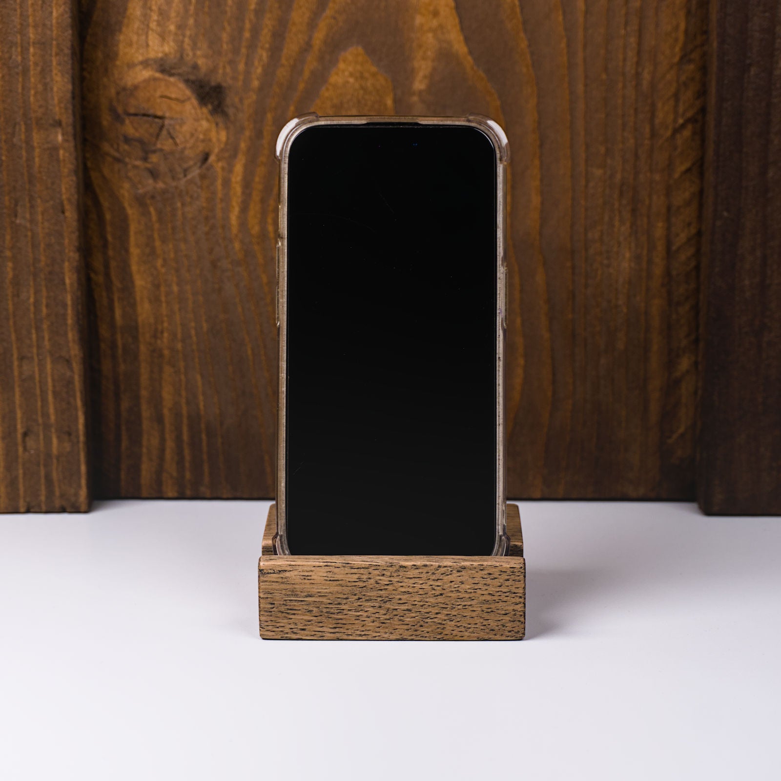 Handyhalter aus colour geölter Eiche – Frontalansicht, modernes Design in dunklem Farbton, handgefertigt von HolzPart.