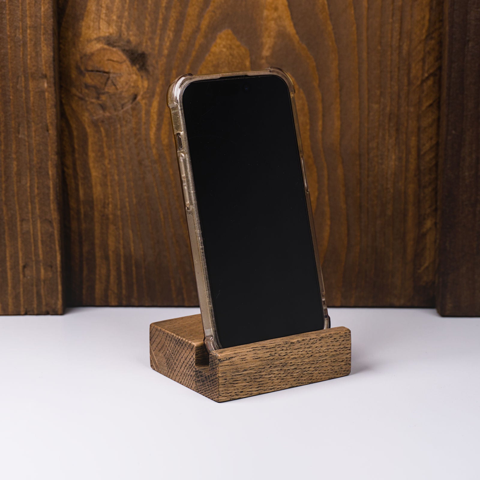 Handyhalter aus colour geölter Eiche – rechte Frontansicht, stilvolles Design und sorgfältige Handarbeit von HolzPart.