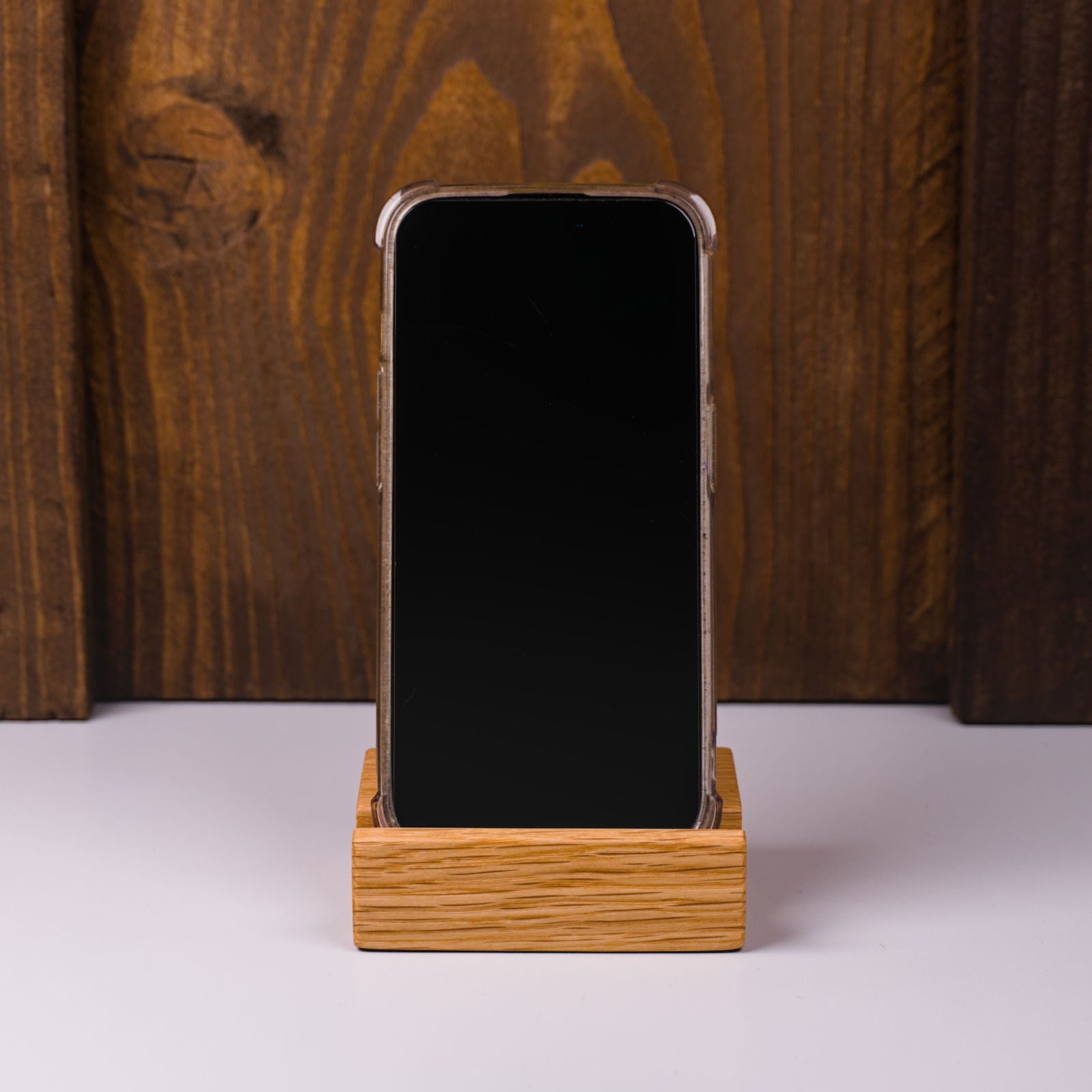 Handyhalter aus klassisch geölter Eiche – Frontalansicht, schlichtes Design und präzise Handarbeit von HolzPart.