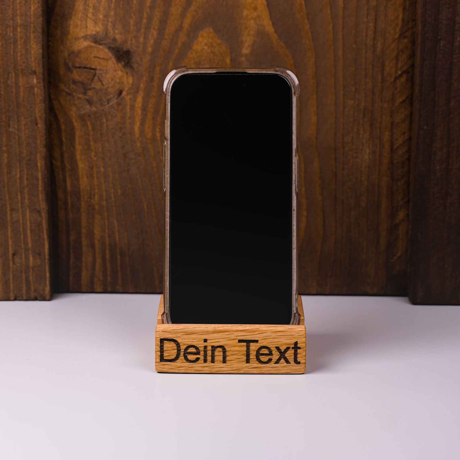 Handyhalter aus klassisch geölter Eiche mit Gravur – Frontalansicht, personalisierbares Design und präzise Handarbeit von HolzPart.