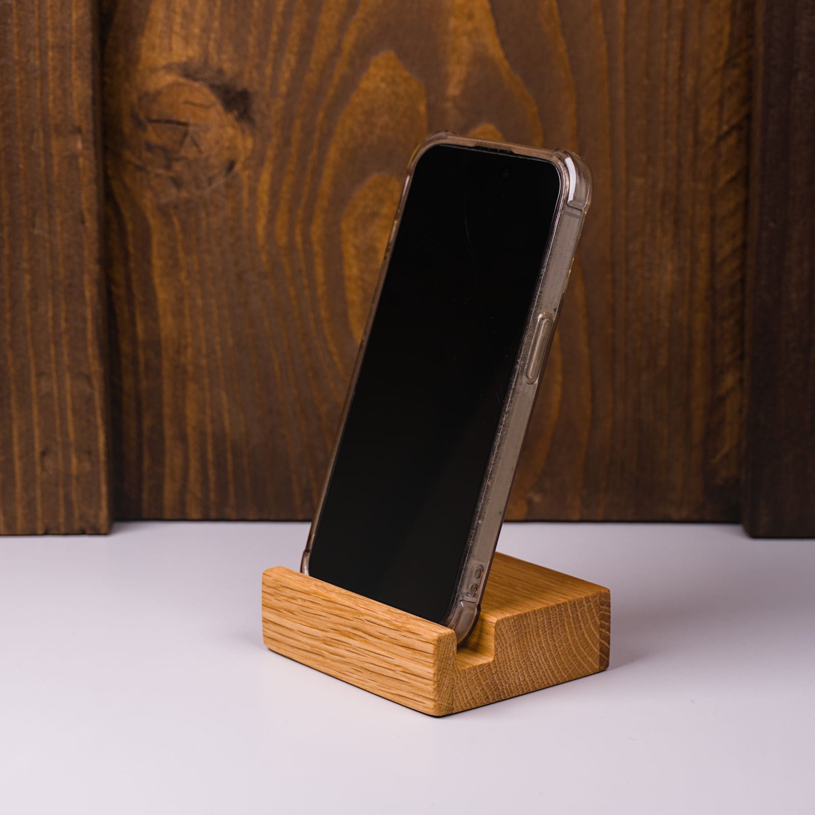 Handyhalter aus klassisch geölter Eiche – linke Frontansicht, zeitloses Design und hochwertige Handarbeit von HolzPart.