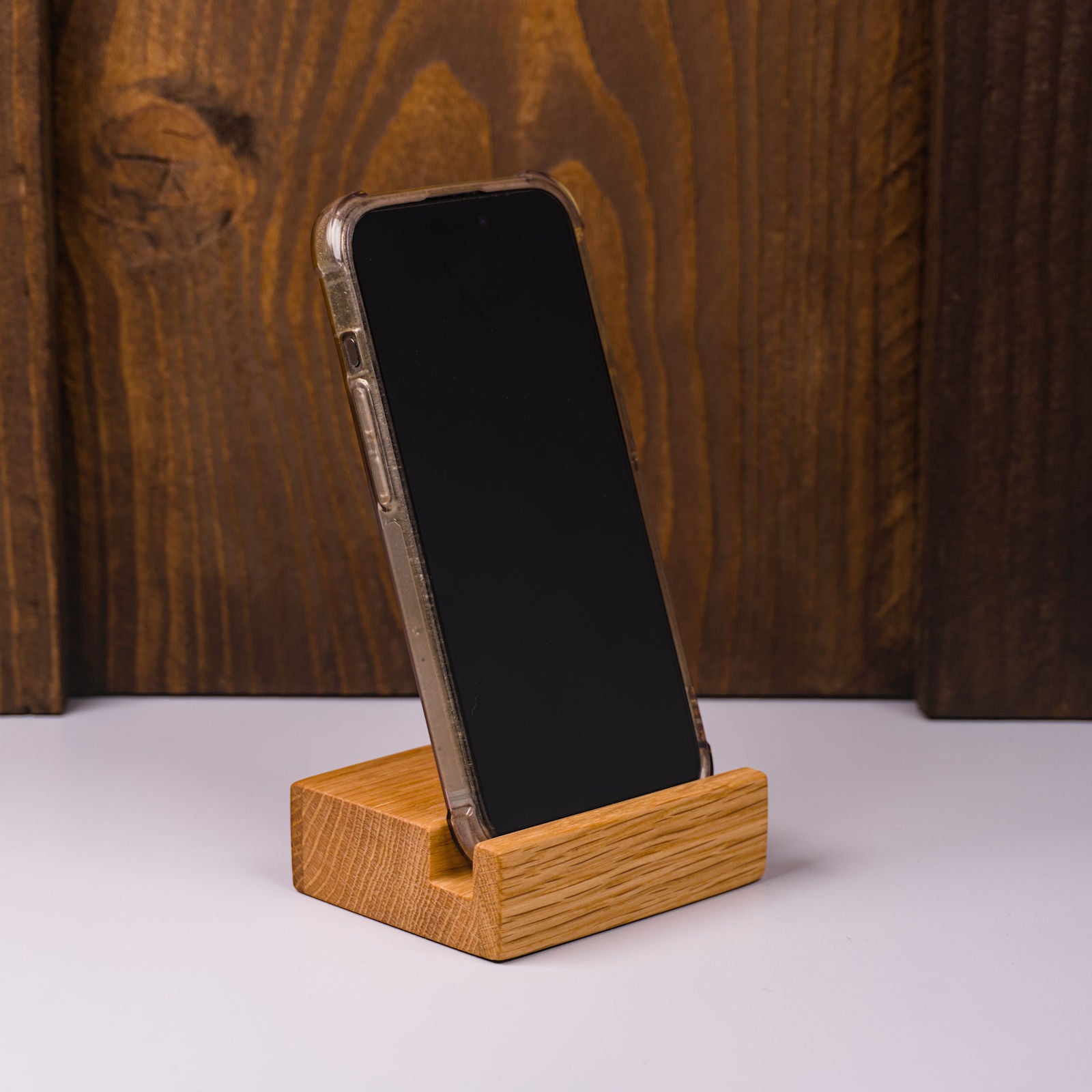 Handyhalter aus klassisch geölter Eiche – rechte Frontansicht, elegantes Design und sorgfältige Handarbeit von HolzPart.