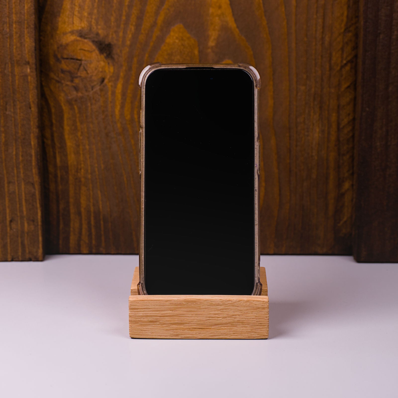 Handyhalter aus Eichenholz im Rohholzeffekt – Frontalansicht, handgefertigt im Solothurner Unterleberberg von HolzPart.