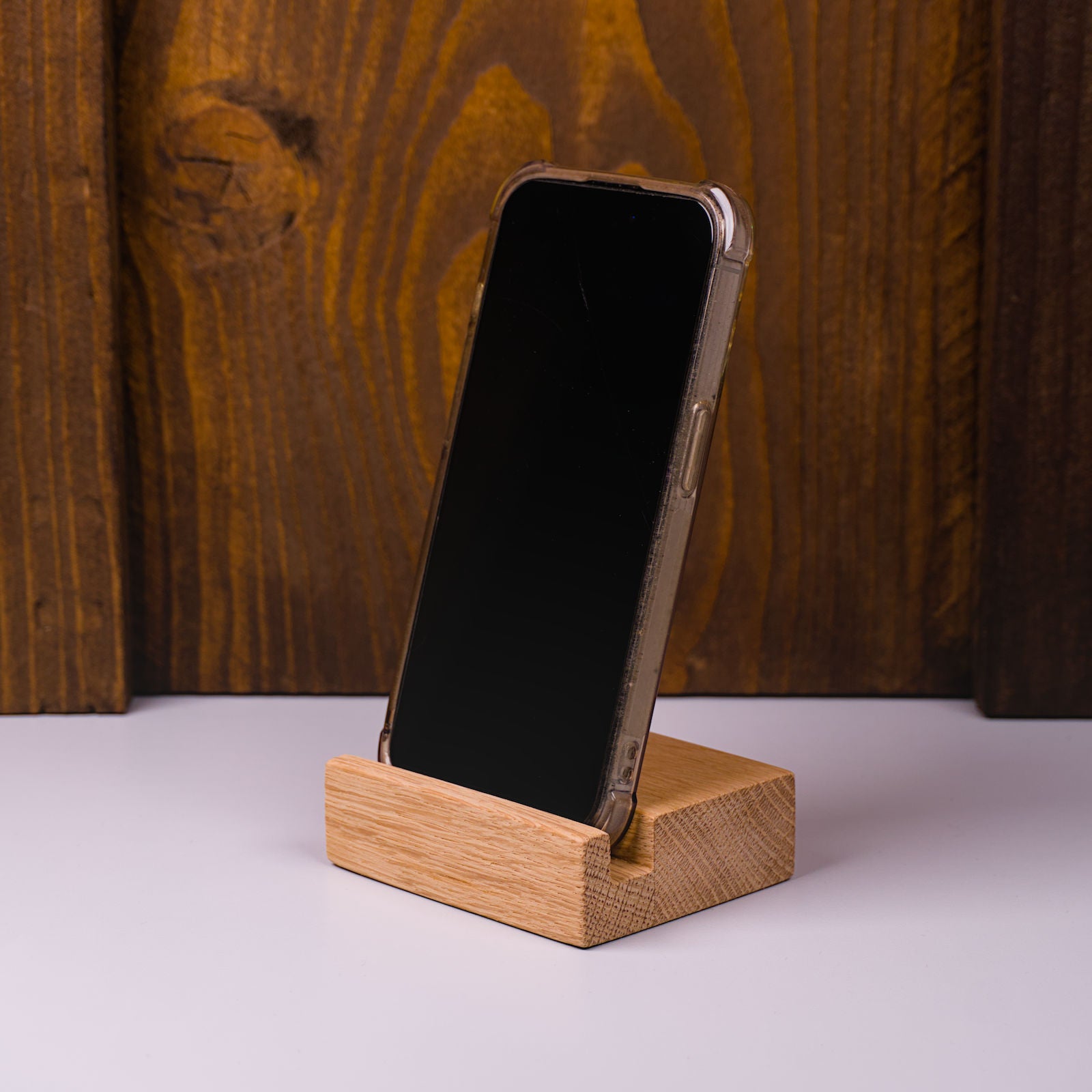 Handyhalter aus Eichenholz im Rohholzeffekt – linke Frontansicht, handgefertigt im Solothurner Unterleberberg von HolzPart.