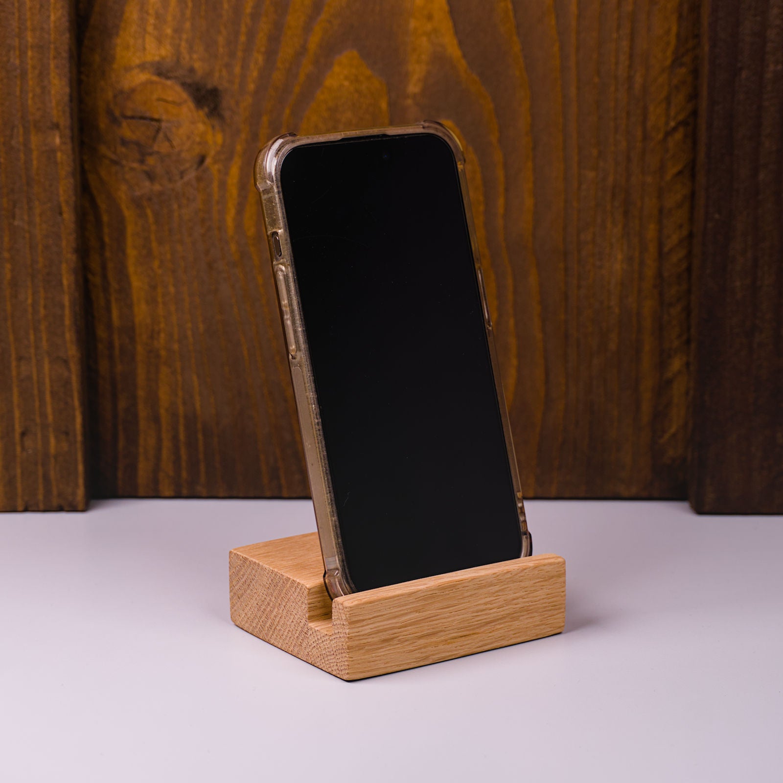 Handyhalter aus Eichenholz im Rohholzeffekt – rechte Frontansicht, handgefertigt im Solothurner Unterleberberg von HolzPart.