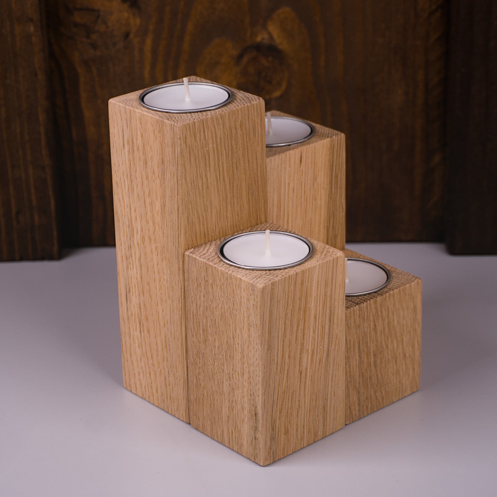 Adventskerzenhalter aus Eichenholz, rechte Seitenansicht, versetzte Holzblöcke mit vier Teelichtern.