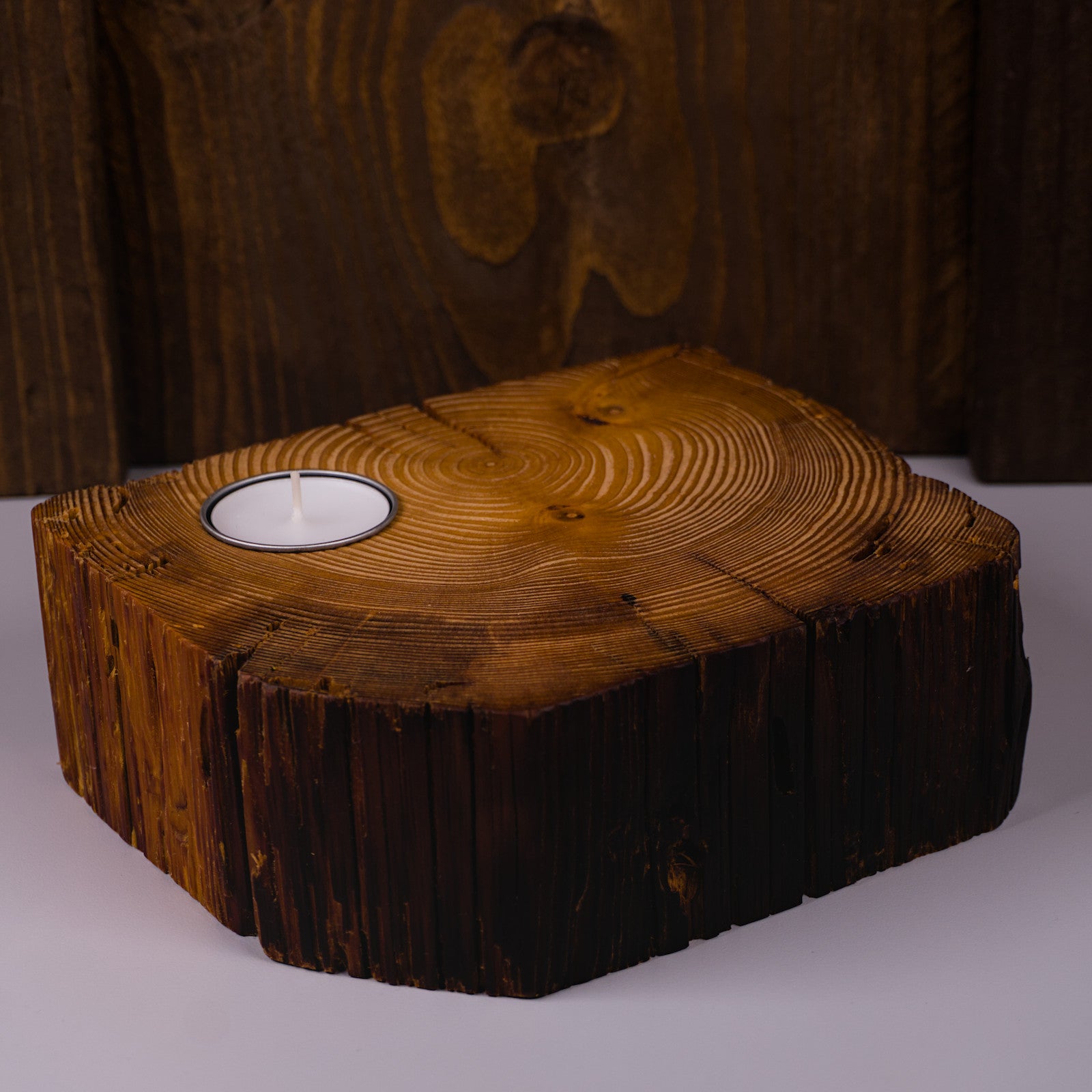 Kerzenständer aus Altholz, linke Seitenansicht mit Grobstruktur und Jahresringen.