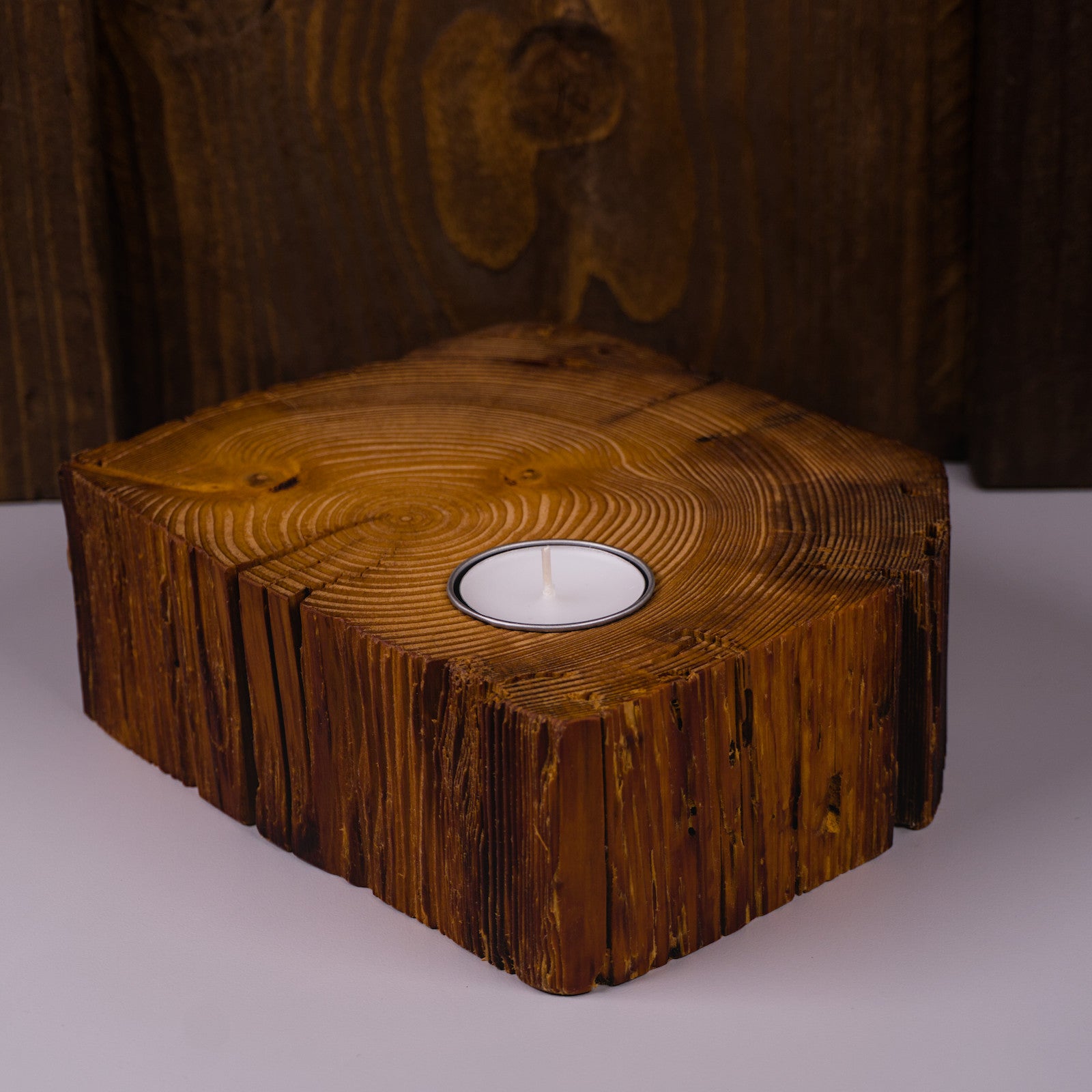 Kerzenständer aus Altholz, rechte Seitenansicht mit sichtbarer rustikaler Struktur.