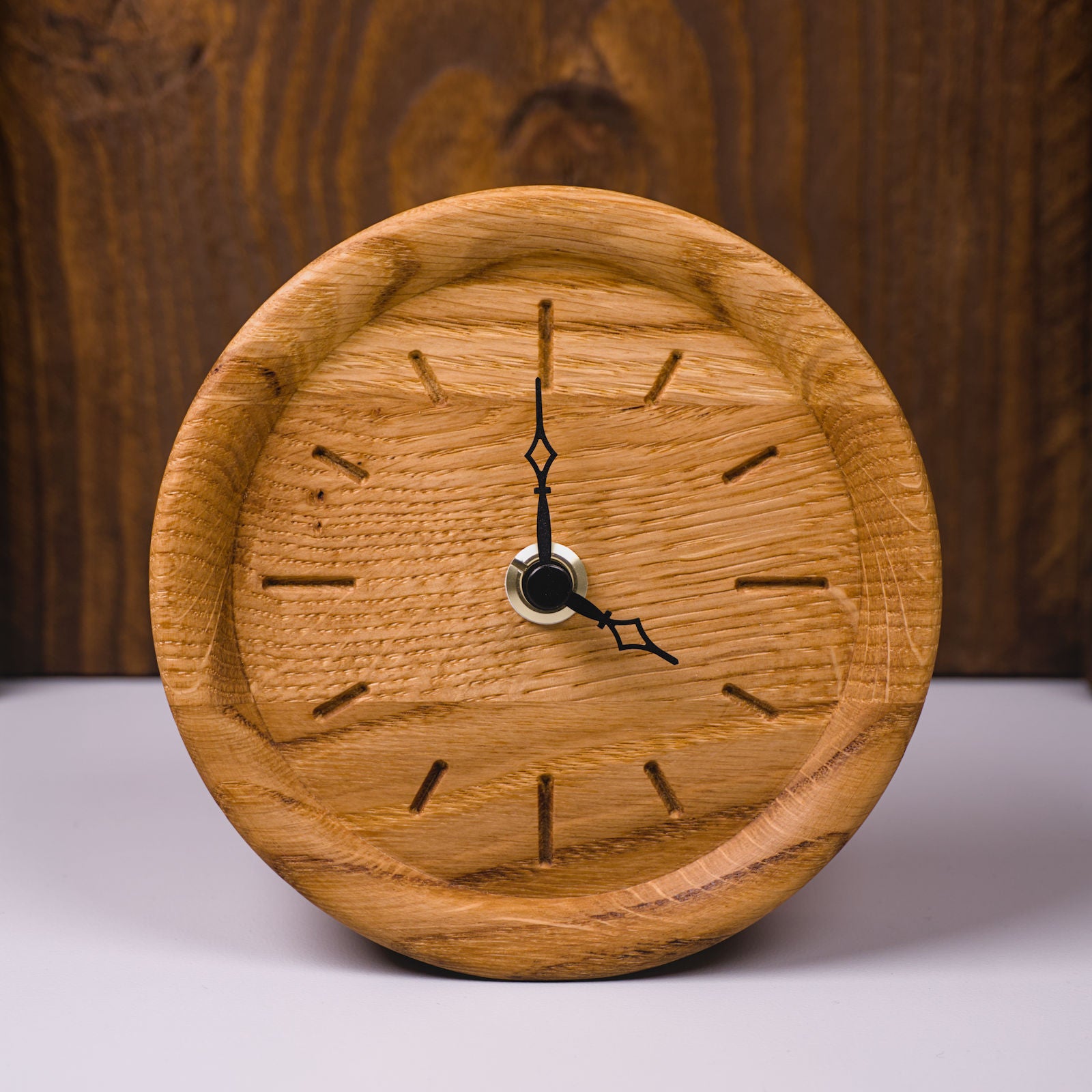 Runde Standuhr aus klassisch geölter Eiche mit eingefrästen Stundenmarkierungen – Frontalansicht, handgefertigt im Solothurner Unterleberberg von HolzPart.