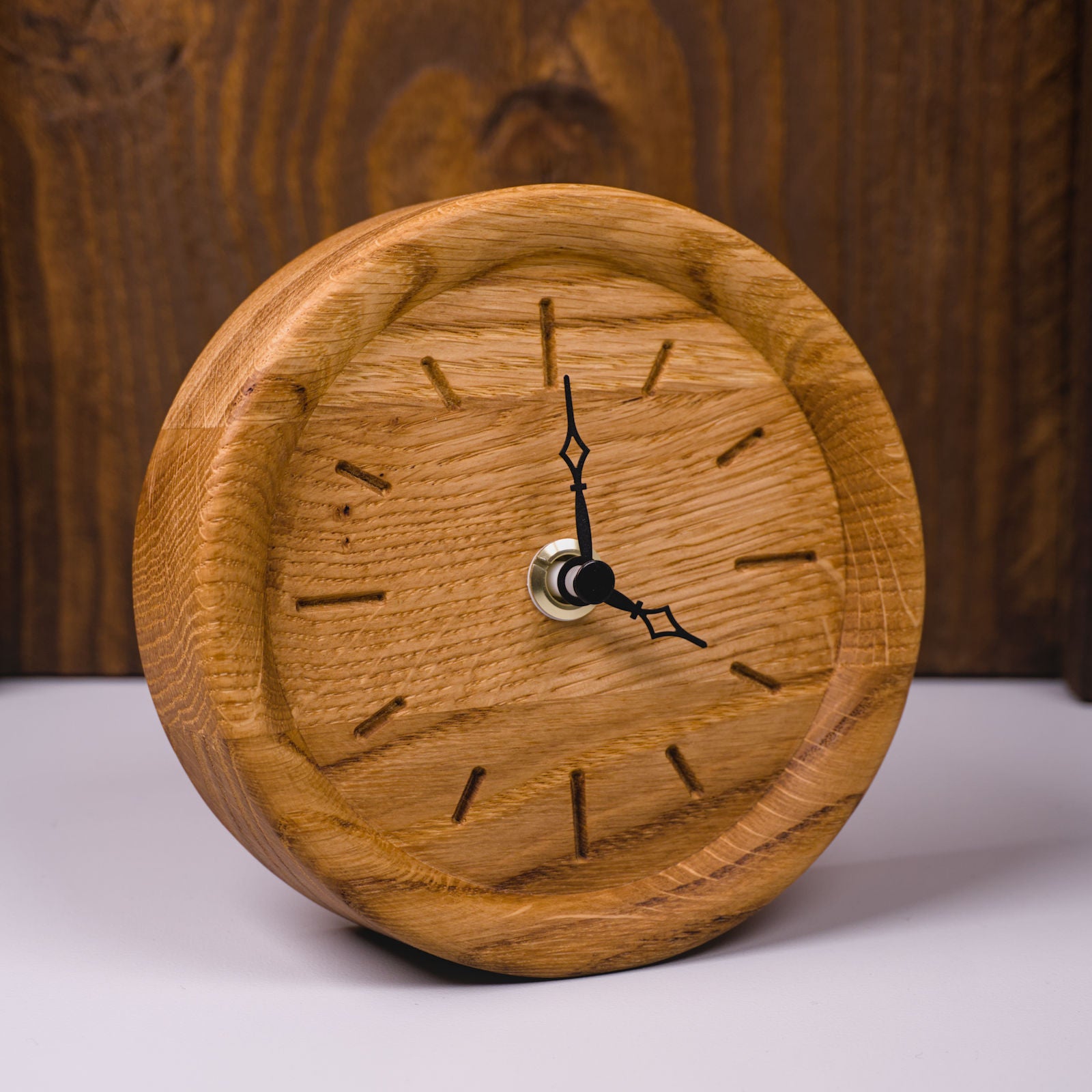 Runde Standuhr aus klassisch geölter Eiche mit eingefrästen Stundenmarkierungen – rechte Frontseitenansicht, handgefertigt im Solothurner Unterleberberg von HolzPart.