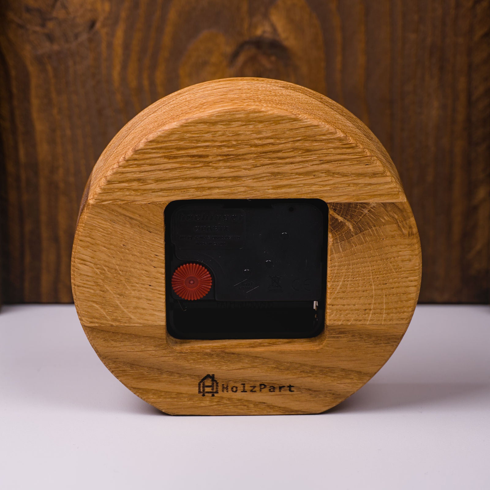 Rückseite der runden Standuhr aus klassisch geölter Eiche mit lautlosem Uhrwerk – handgefertigt von HolzPart, ideal für ruhige Wohn- oder Arbeitsbereiche.