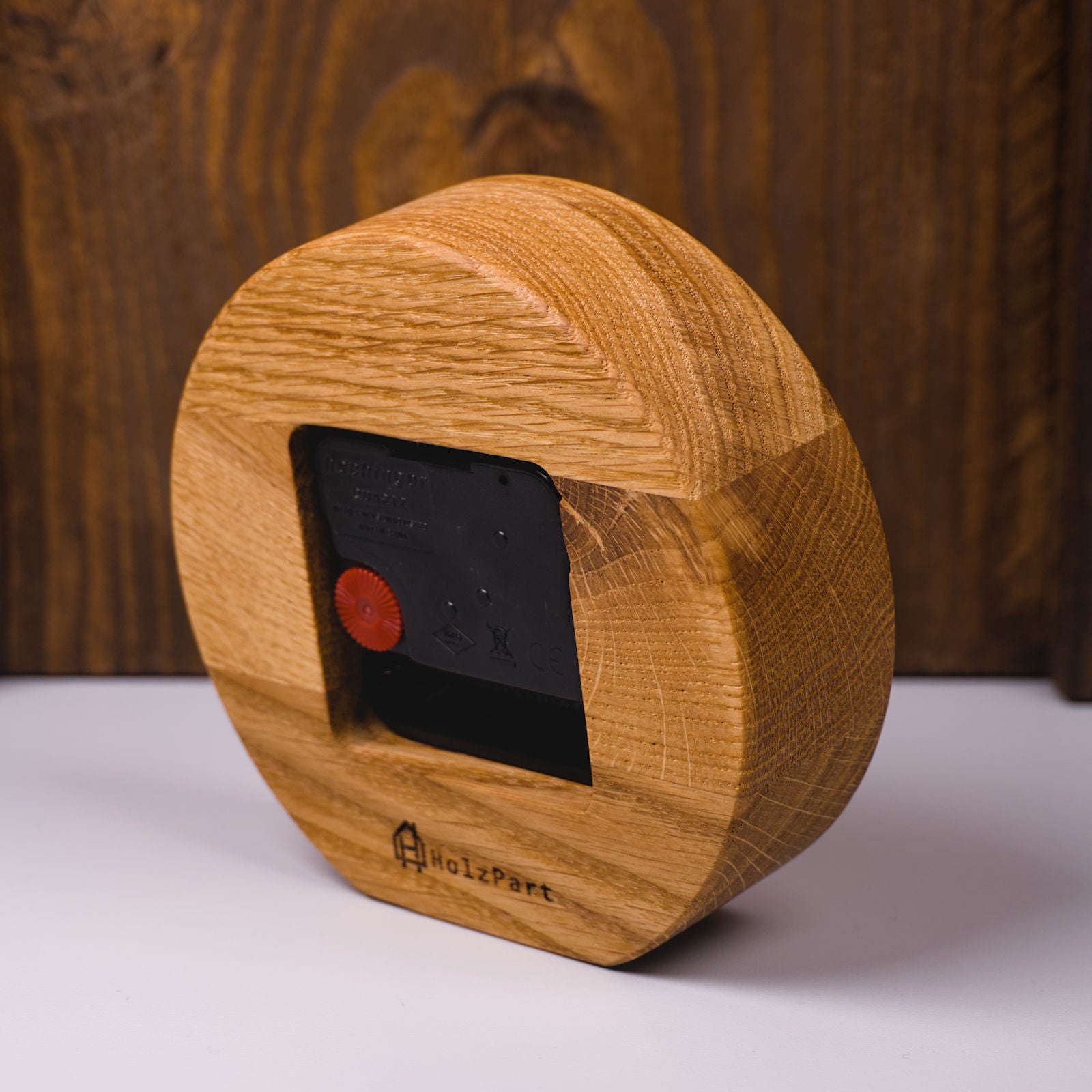 Rückseite der runden Standuhr aus klassisch geölter Eiche mit lautlosem Uhrwerk – linke Seitenansicht, handgefertigt von HolzPart, perfekt für ruhige Wohn- oder Arbeitsbereiche.