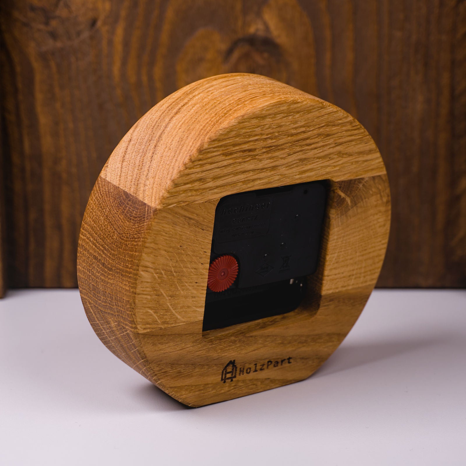 Rückseite der runden Standuhr aus klassisch geölter Eiche mit lautlosem Uhrwerk – rechte Seitenansicht, handgefertigt von HolzPart, perfekt für ruhige Wohn- oder Arbeitsbereiche.