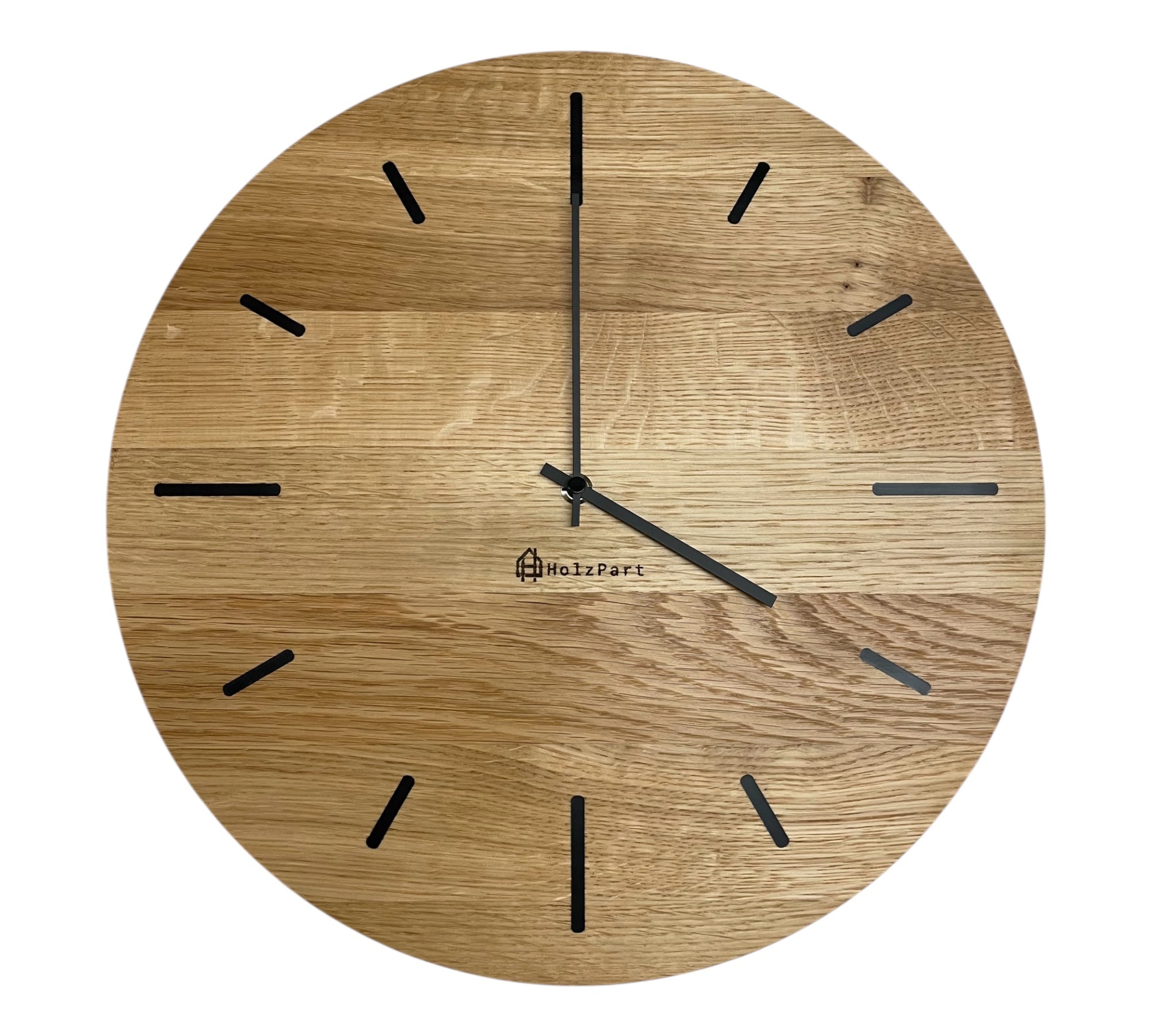 Runde Wanduhr aus klassisch geölter Eiche mit Epoxy-Stundenstrichen – handgefertigt im Kanton Solothurn von HolzPart.