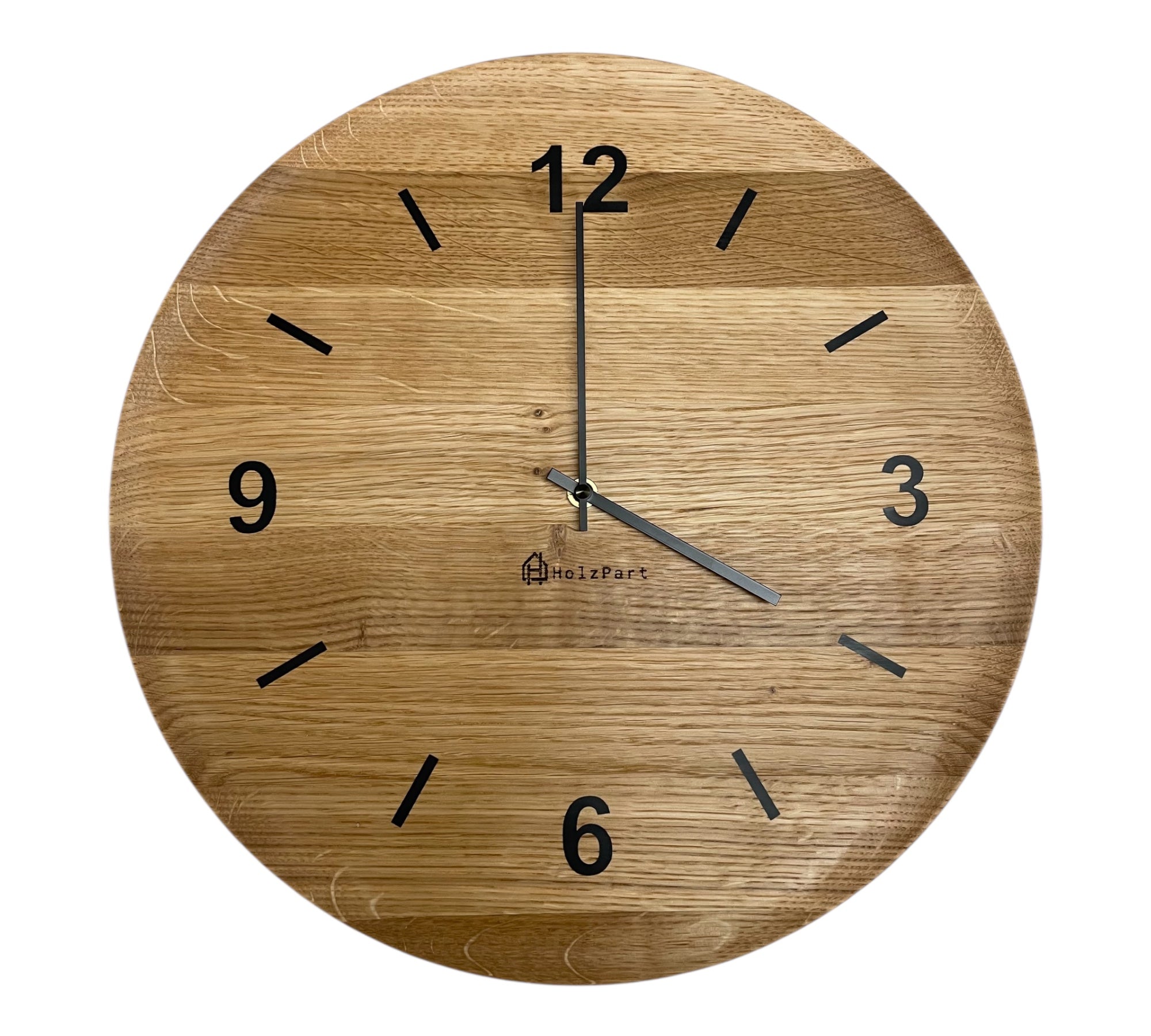 Runde Wanduhr aus klassisch geölter Eiche mit flacher Schalenform und Epoxy-Ziffern – gefertigt von HolzPart im Kanton Solothurn.