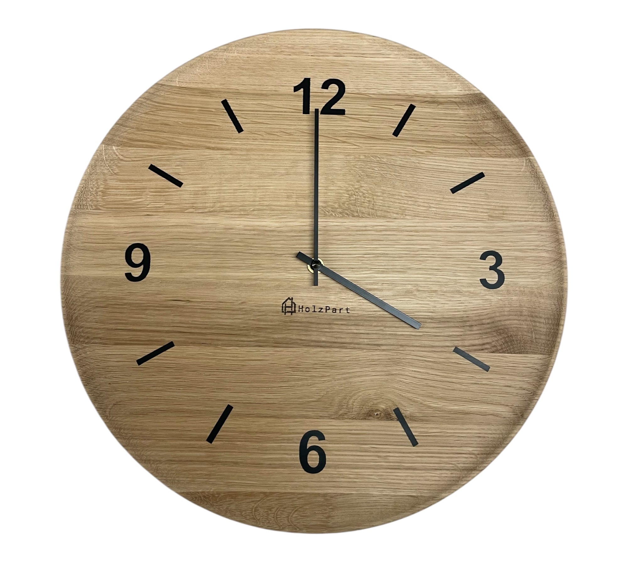 Runde Wanduhr aus roh geölter Eiche mit flacher Schalenform und Epoxy-Ziffern – handgemacht von HolzPart im Kanton Solothurn.