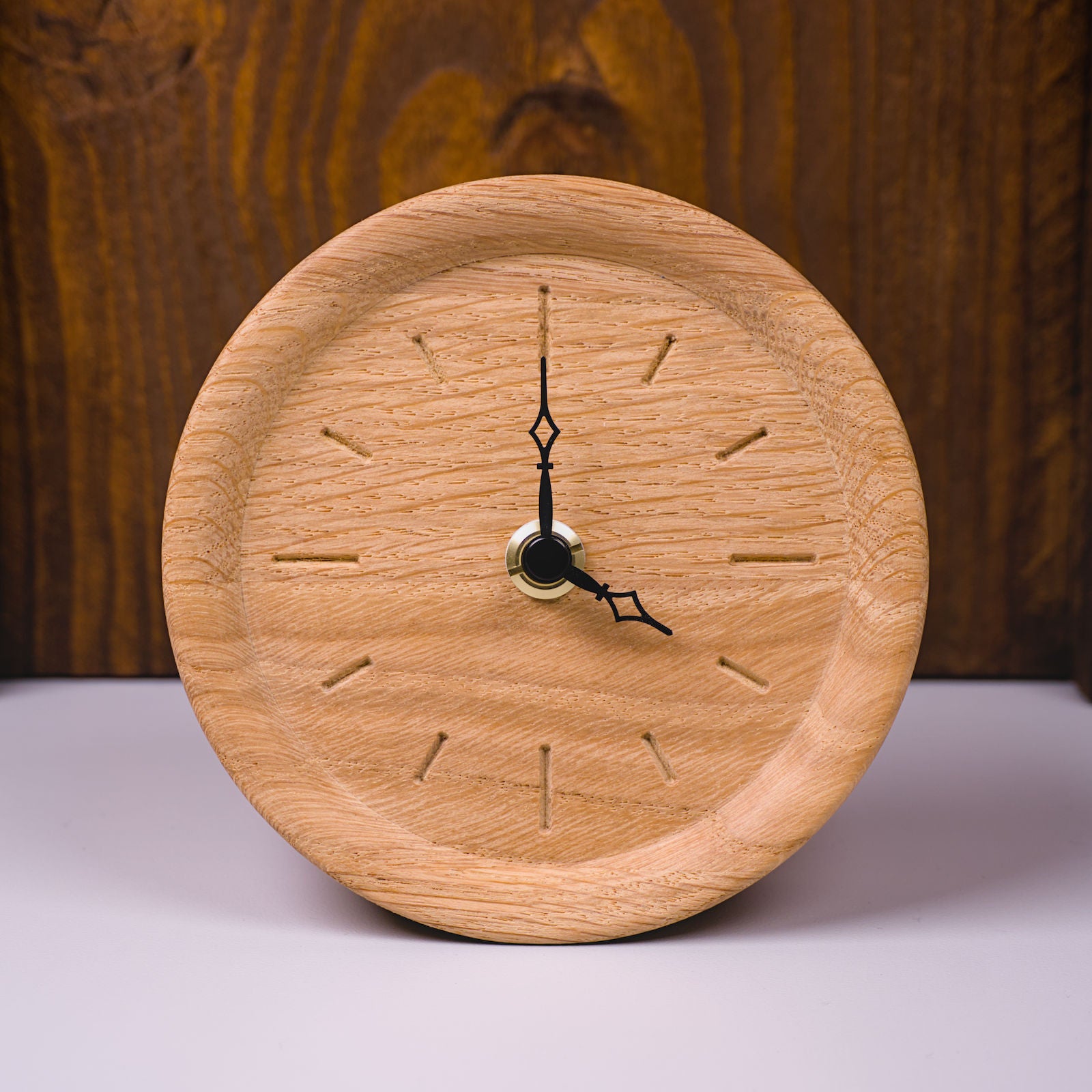 Runde Standuhr im Rohholzeffekt mit eingefrästen Stundenmarkierungen – Frontalansicht, handgefertigt im Solothurner Unterleberberg von HolzPart.