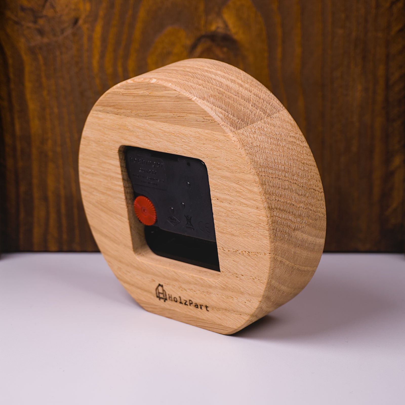 Rückseite der runden Standuhr im Rohholzeffekt mit lautlosem Uhrwerk – linke Seitenansicht, handgefertigt von HolzPart, perfekt für ruhige Wohn- oder Arbeitsbereiche.