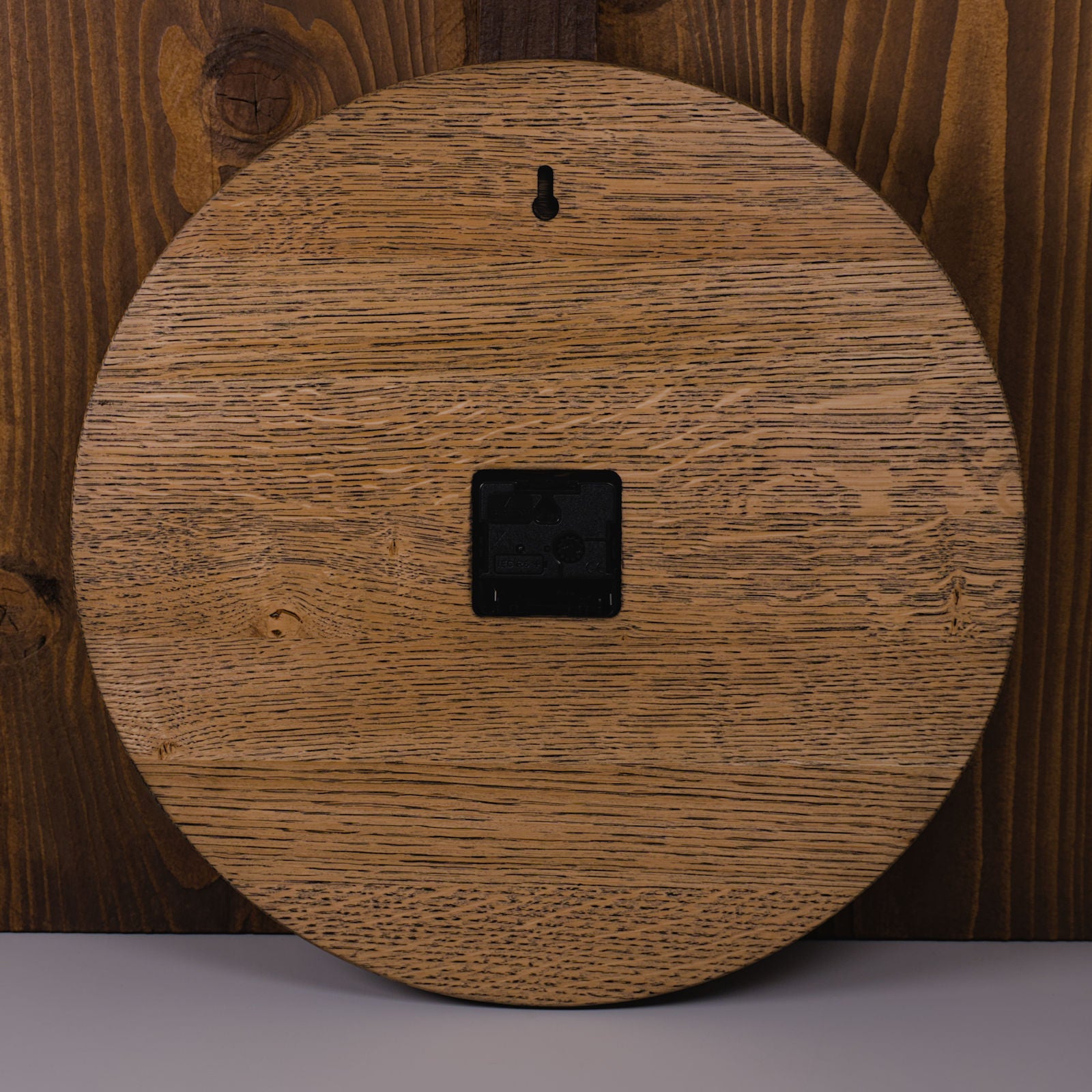 Rückseite der runden Wanduhr aus colour geölter Eiche mit Dugena 838 Uhrwerk – leises Ticken mit Stil, angenehm ruhig und ideal für Wohn- oder Arbeitsbereiche.