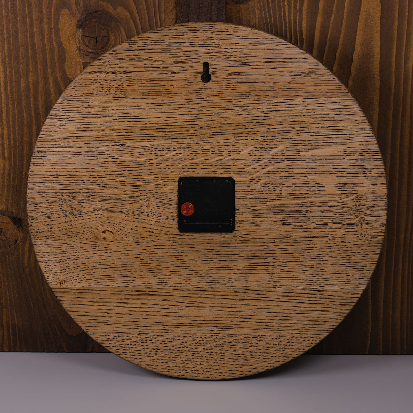 Rückseite der runden Wanduhr aus colour geölter Eiche mit lautlosem Uhrwerk – handgefertigt von HolzPart, perfekt für ruhige Wohn- oder Arbeitsbereiche.