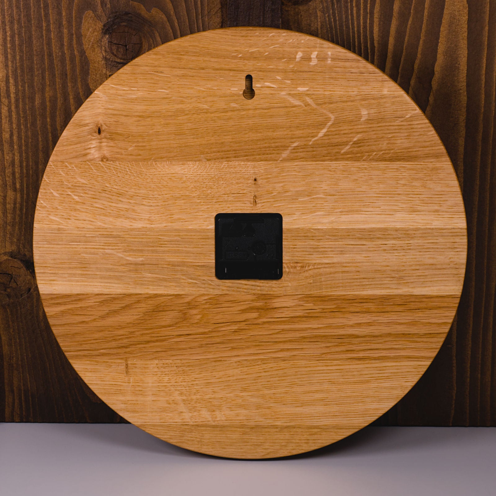 Rückseite der runden Wanduhr aus klassisch geölter Eiche mit Dugena 838 Uhrwerk – leises Ticken mit Stil, angenehm ruhig und ideal für Wohn- oder Arbeitsbereiche.
