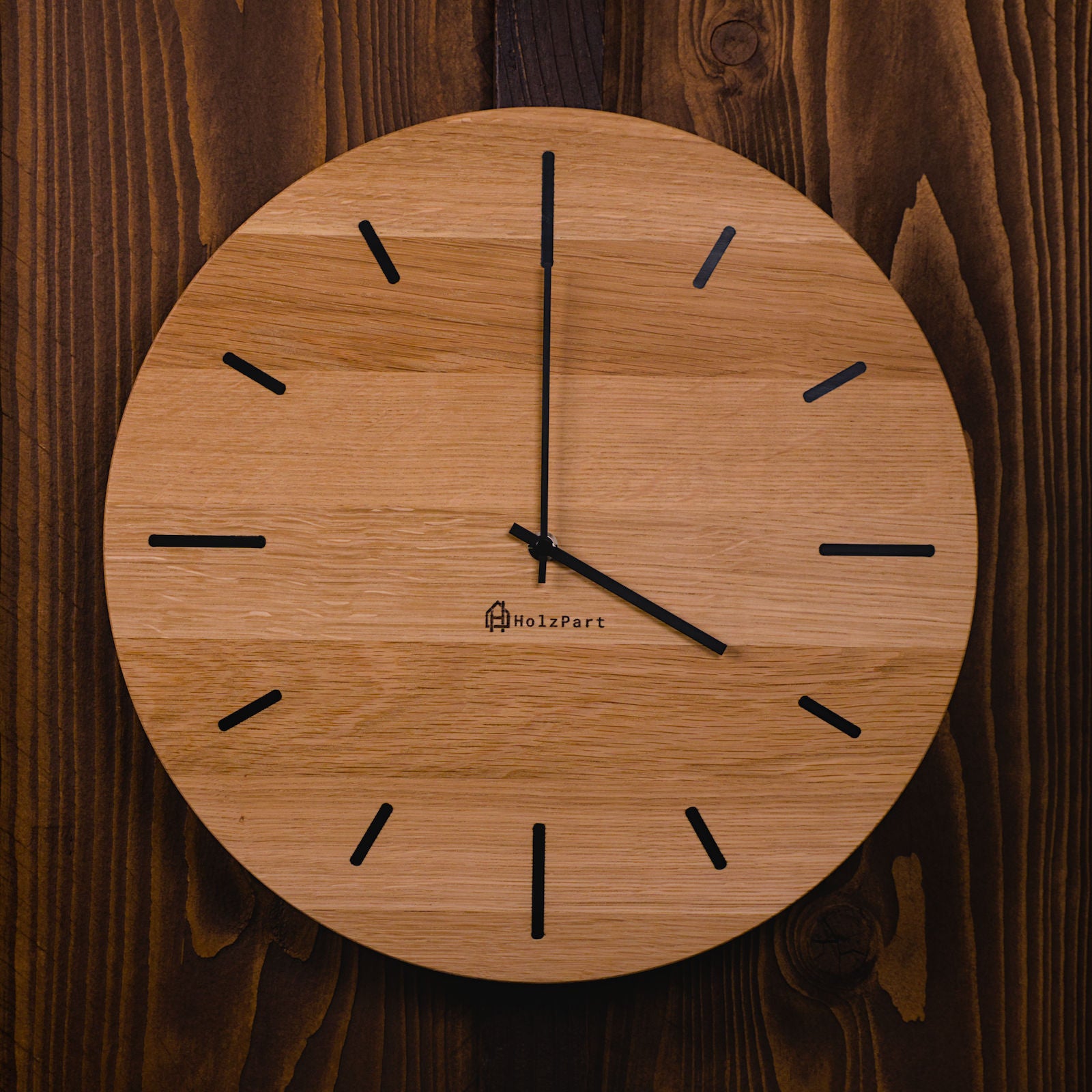 Runde Wanduhr aus Eiche im Rohholzeffekt mit schwarzen Stundenstrichen – Frontalansicht, handgefertigt im Solothurner Unterleberberg von HolzPart.