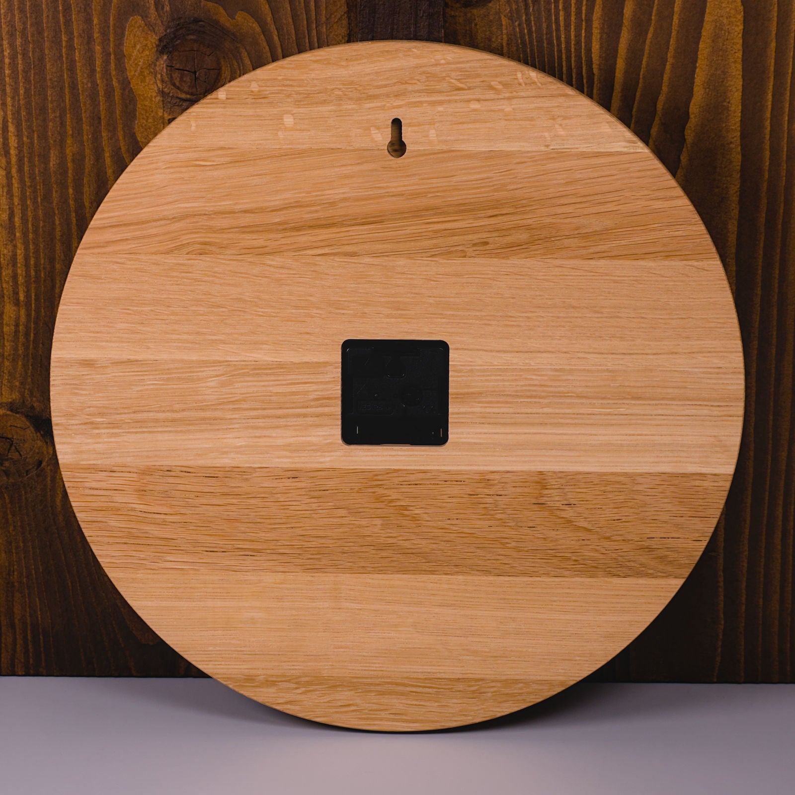 Rückseite der runden Wanduhr im Rohholzeffekt mit Dugena 838 Uhrwerk – leises Ticken mit Stil, angenehm ruhig und ideal für Wohn- oder Arbeitsbereiche.