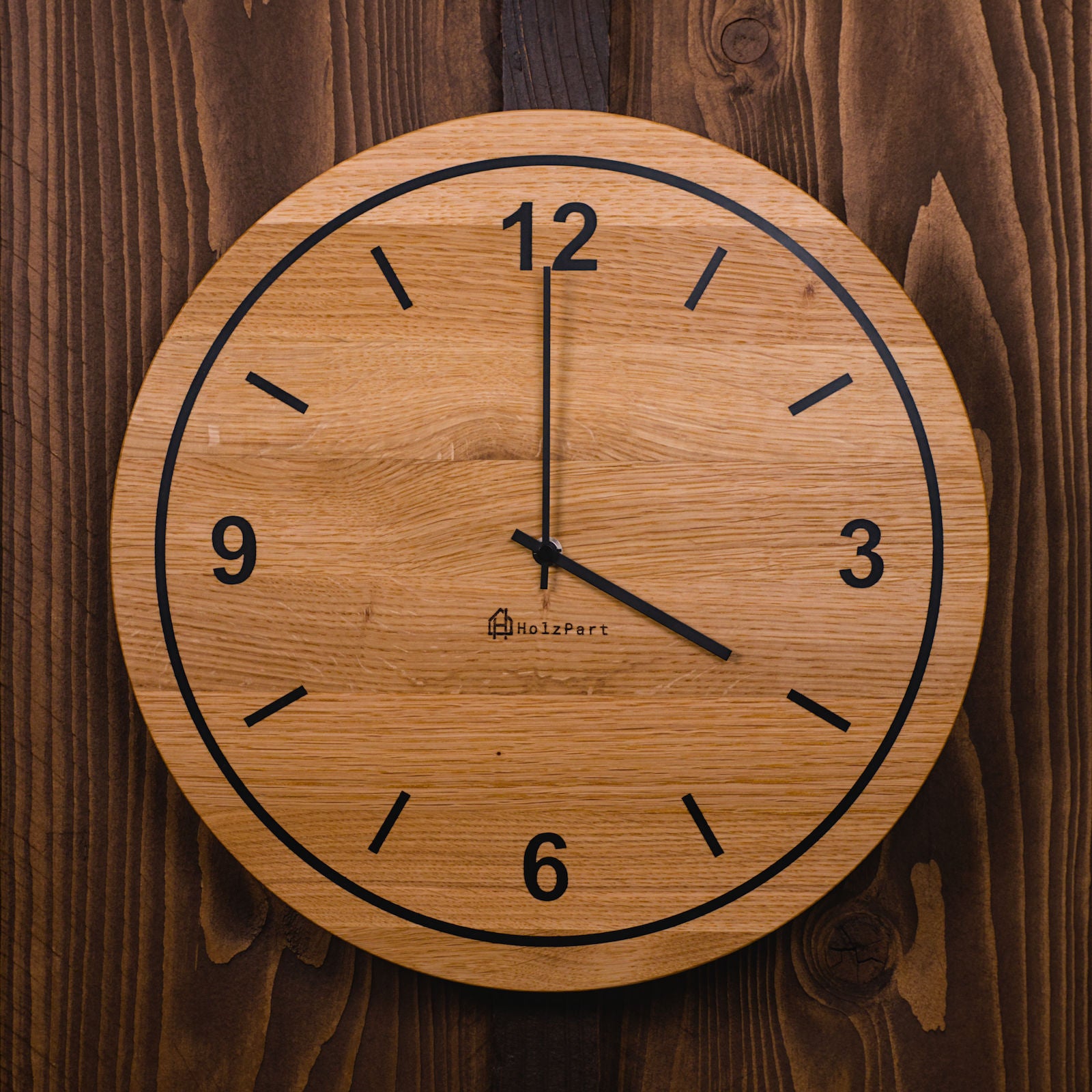 Runde Wanduhr mit Ziffern und Kreis-Design aus klassisch geölter Eiche – Frontalansicht, handgefertigt im Solothurner Unterleberberg von HolzPart.