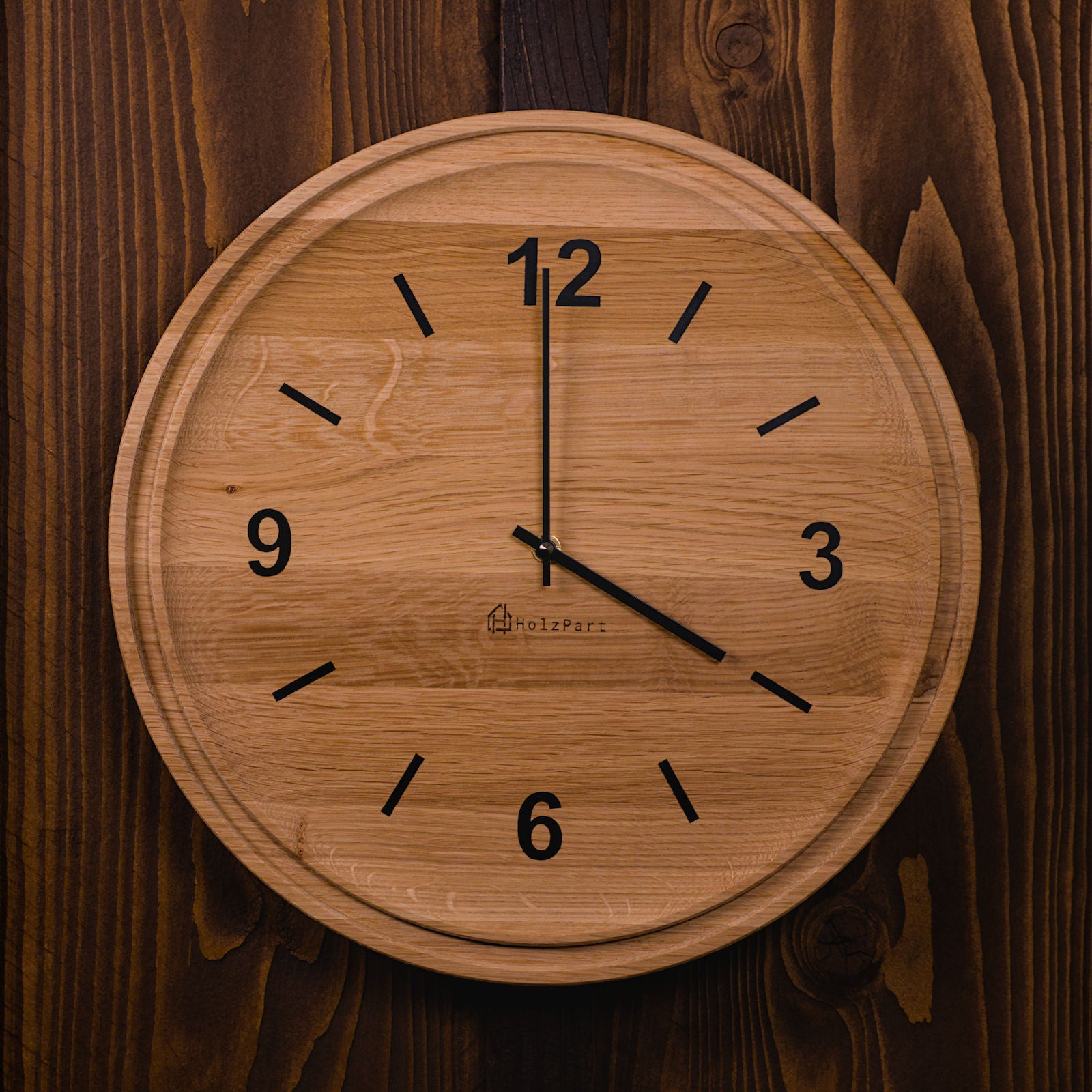 Runde Wanduhr mit Ziffern und doppeltem Rand im Rohholzeffekt – Frontalansicht, handgefertigt im Solothurner Unterleberberg von HolzPart.